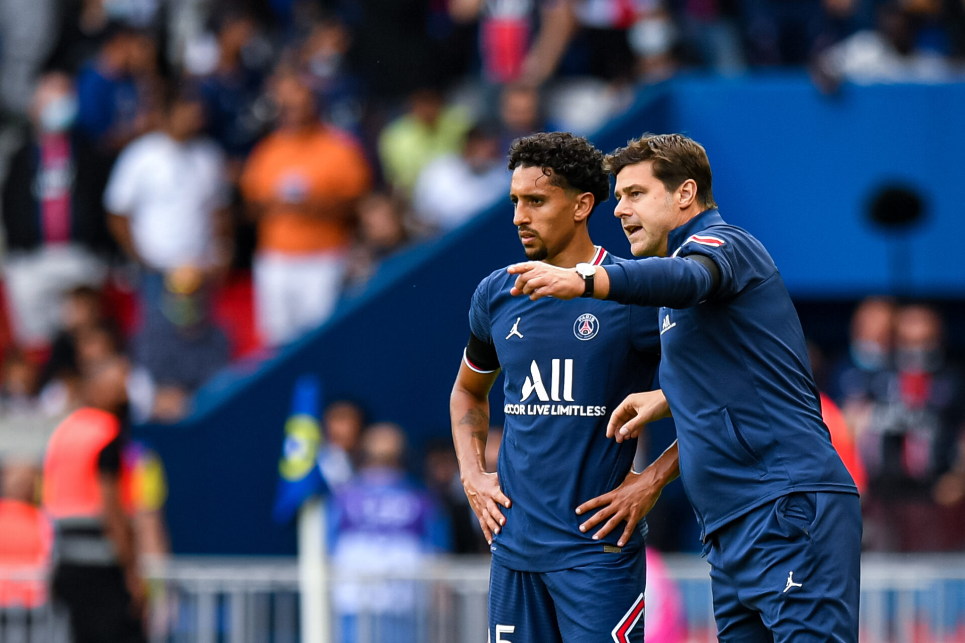 Pochettino (à droite) qui donne des conseils à son capitaine Marquinhos (à gauche) (iconsport)