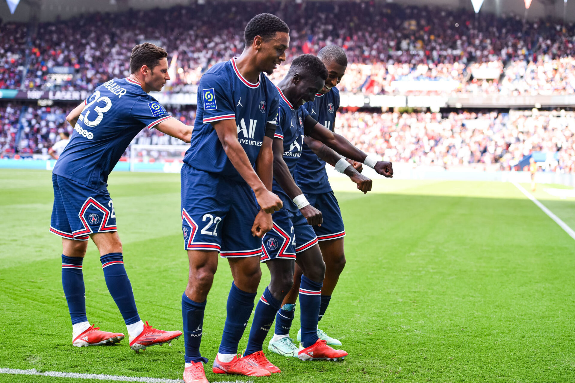 A la fête, les Parisiens célèbrent le quatrième but d'Idrissa Gueye. Icon Sport