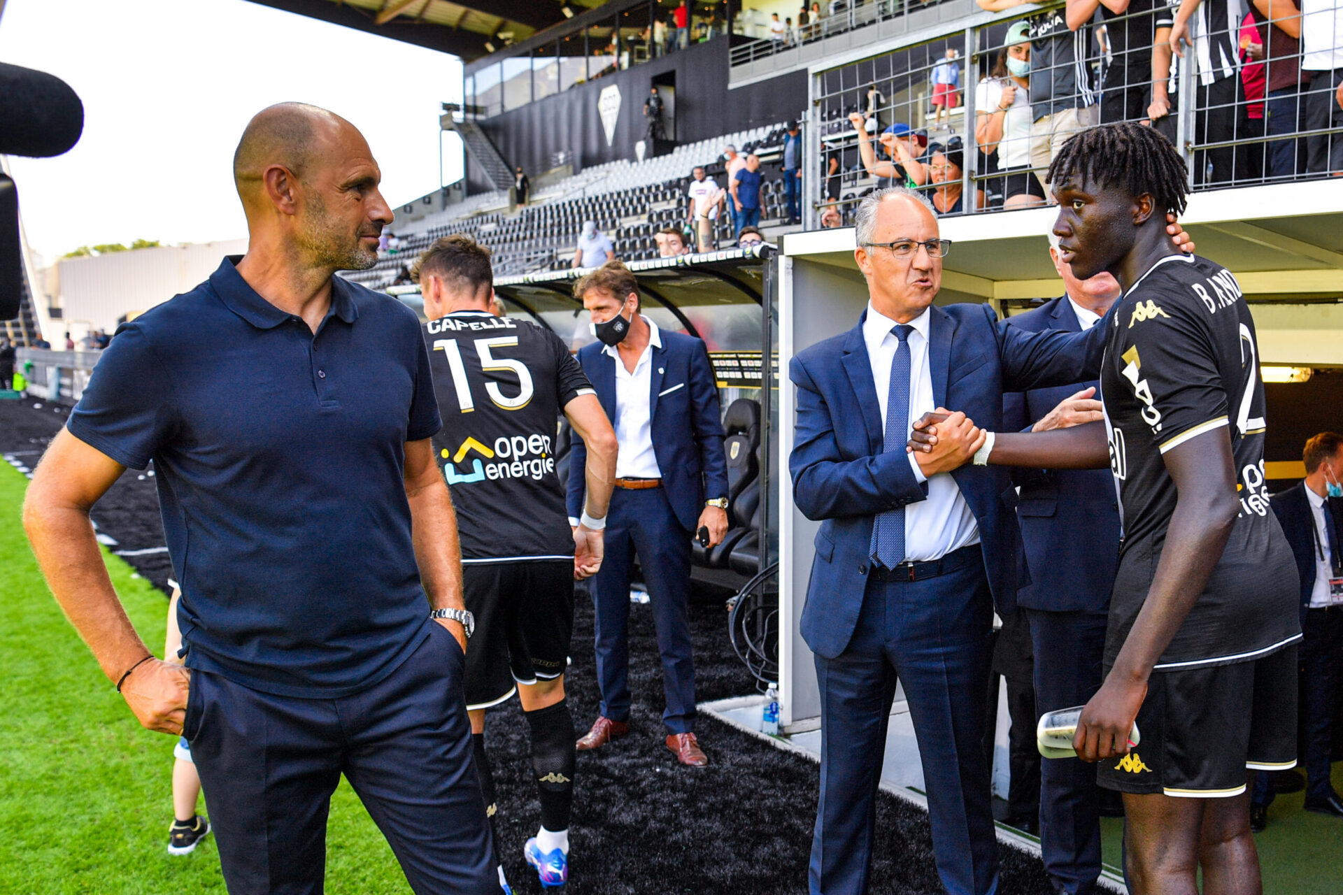 Le président d'Angers, Saïd Chabane, et son entraîneur Gérald Baticle, après la victoire face à Lyon le 15 août 2021. Icon Sport