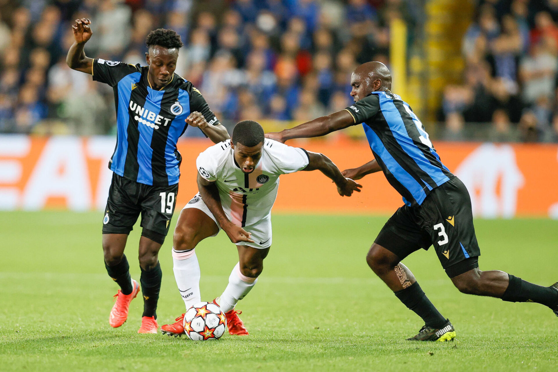 Georginio Wijnaldum mis sous pression par le milieu de terrain belge (iconsport)