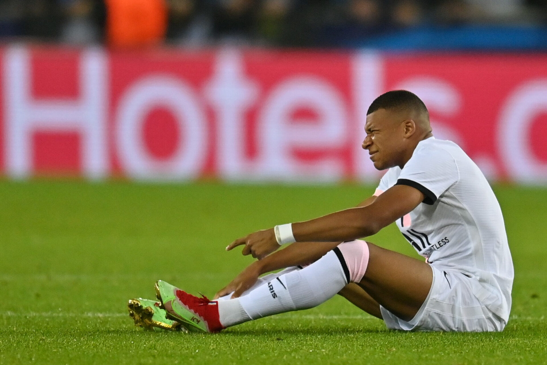 Victime de coups à répétitions contre Bruges, Kylian Mbappé a dû céder sa place à la 51ème minute contre Bruges (iconsport)