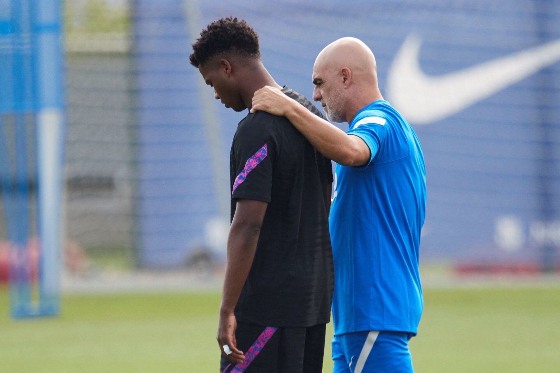 Ansu Fati réconforté par le kiné du Barça José de la Fuente. Icon Sport