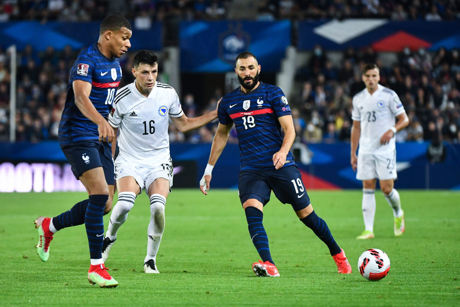 S'il reconnaît une marge de progression, Deschamps assure avoir vu de "bonnes choses" au sein de son trio offensif (iconsport) S'il reconnaît une marge de progression, Deschamps assure avoir vu de "bonnes choses" au sein de son trio offensif (iconsport)