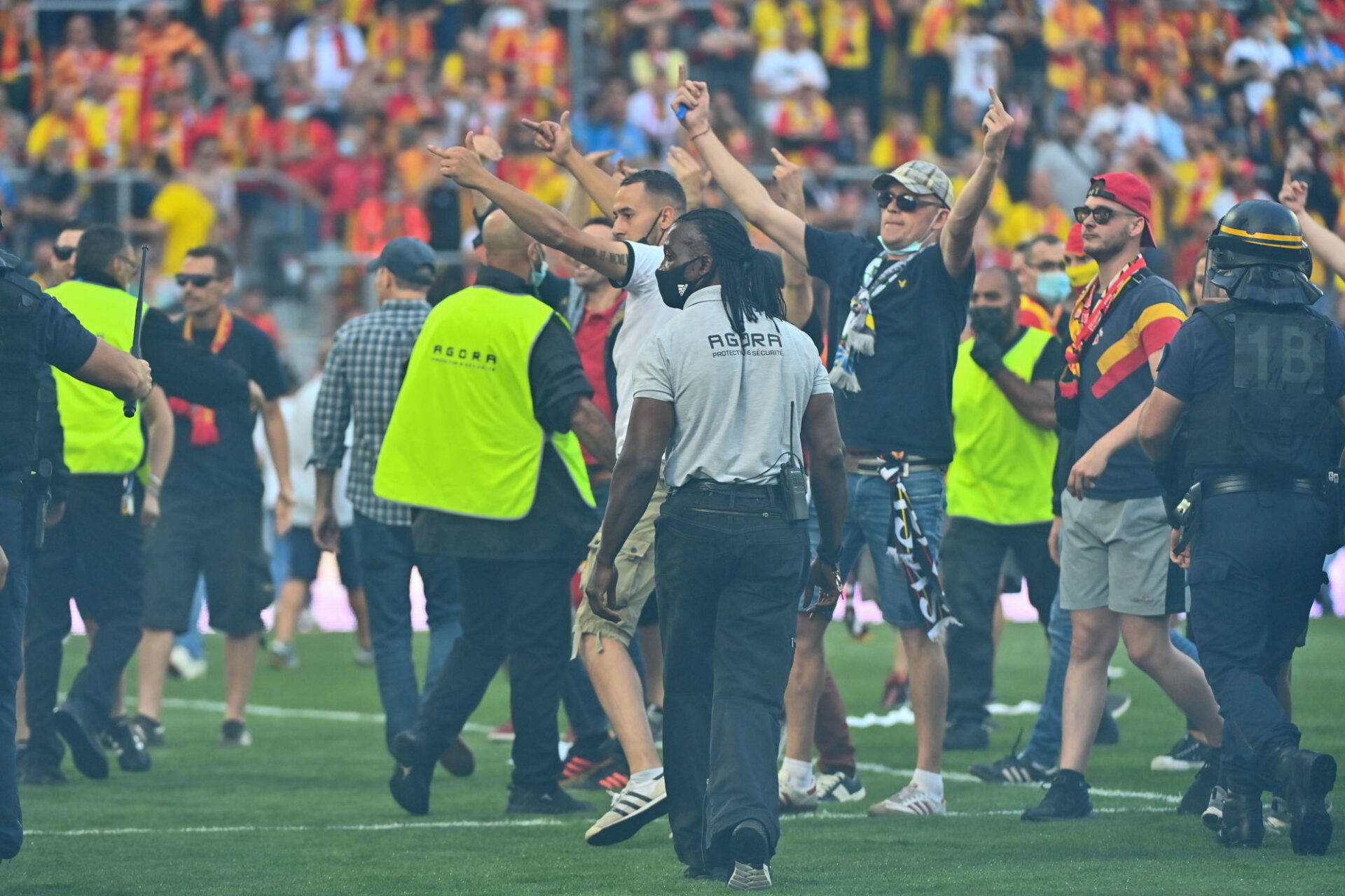 Des fans de Lens envahissent la pelouse lors du derby contre le LOSC. Icon Sport