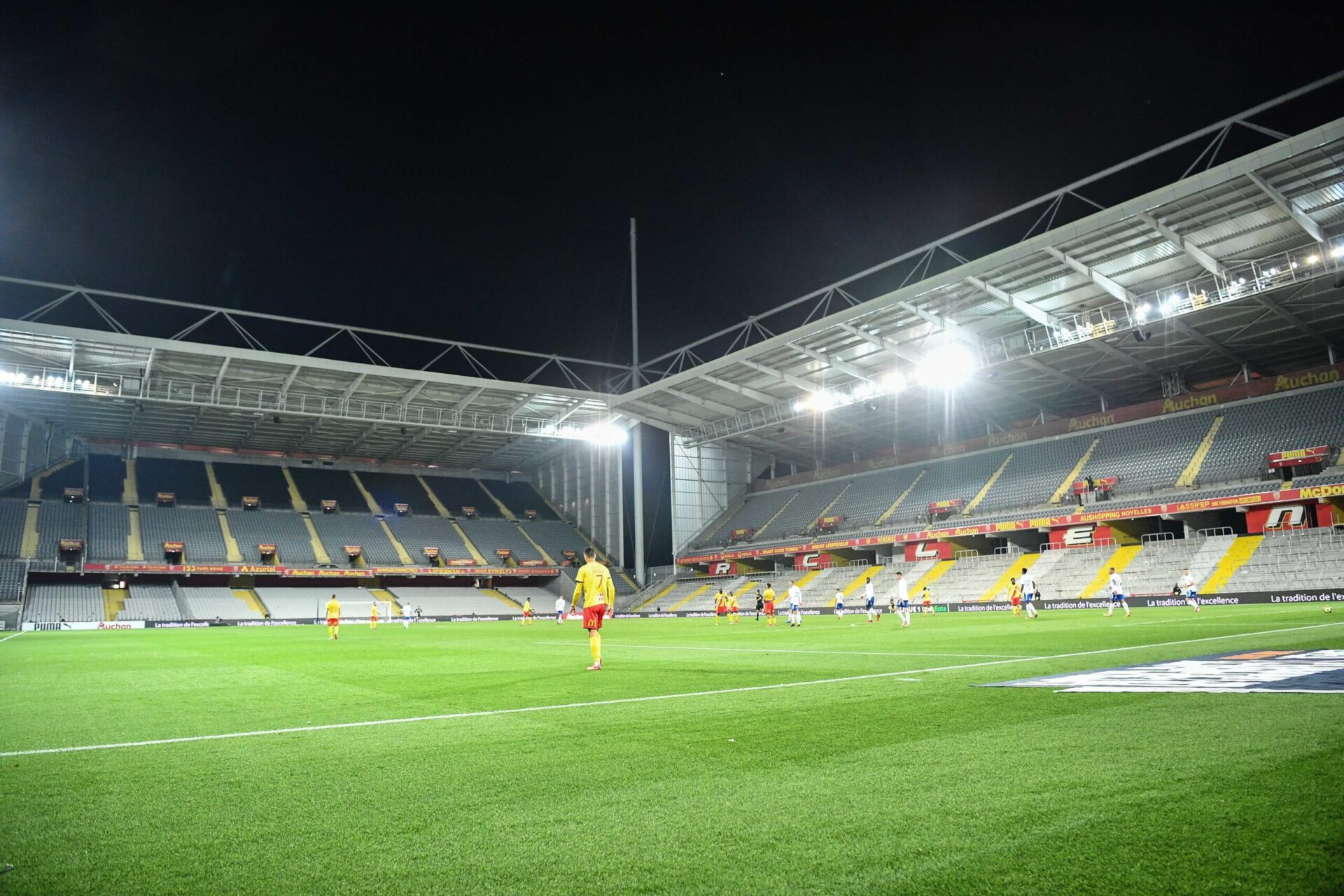 La tribune visiteurs du stade Bollaert-Delelis sera fermée le temps que des travaux de sécurisation y soient effectués (iconsport)