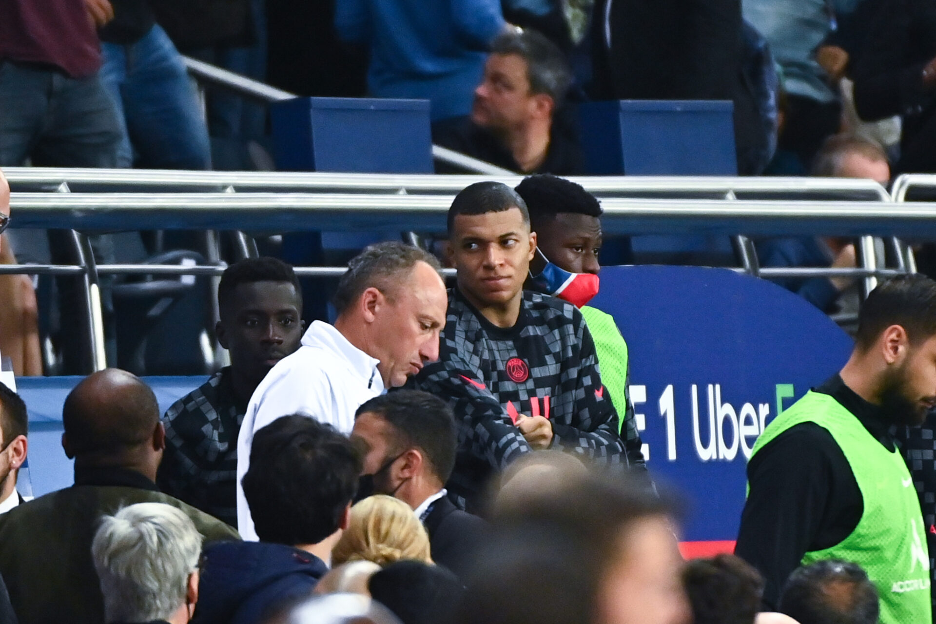Kylian Mbappé a fait part de sa frustration à Idrissa Gueye, à sa sortie contre Montpellier. Icon Sport