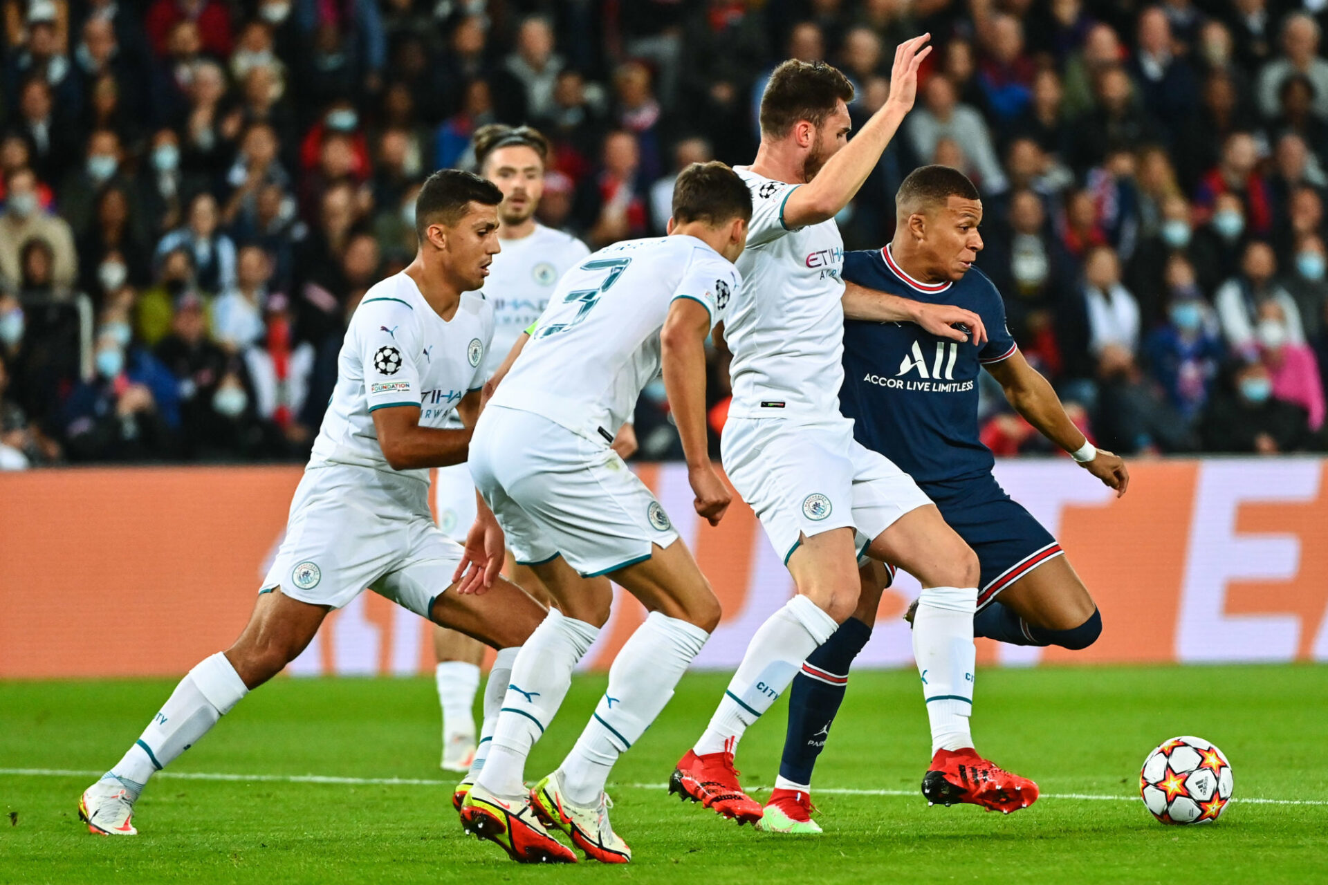Kylian Mbappé a tenté l'impossible au milieu de trois joueurs de Manchester City (11e). Icon Sport