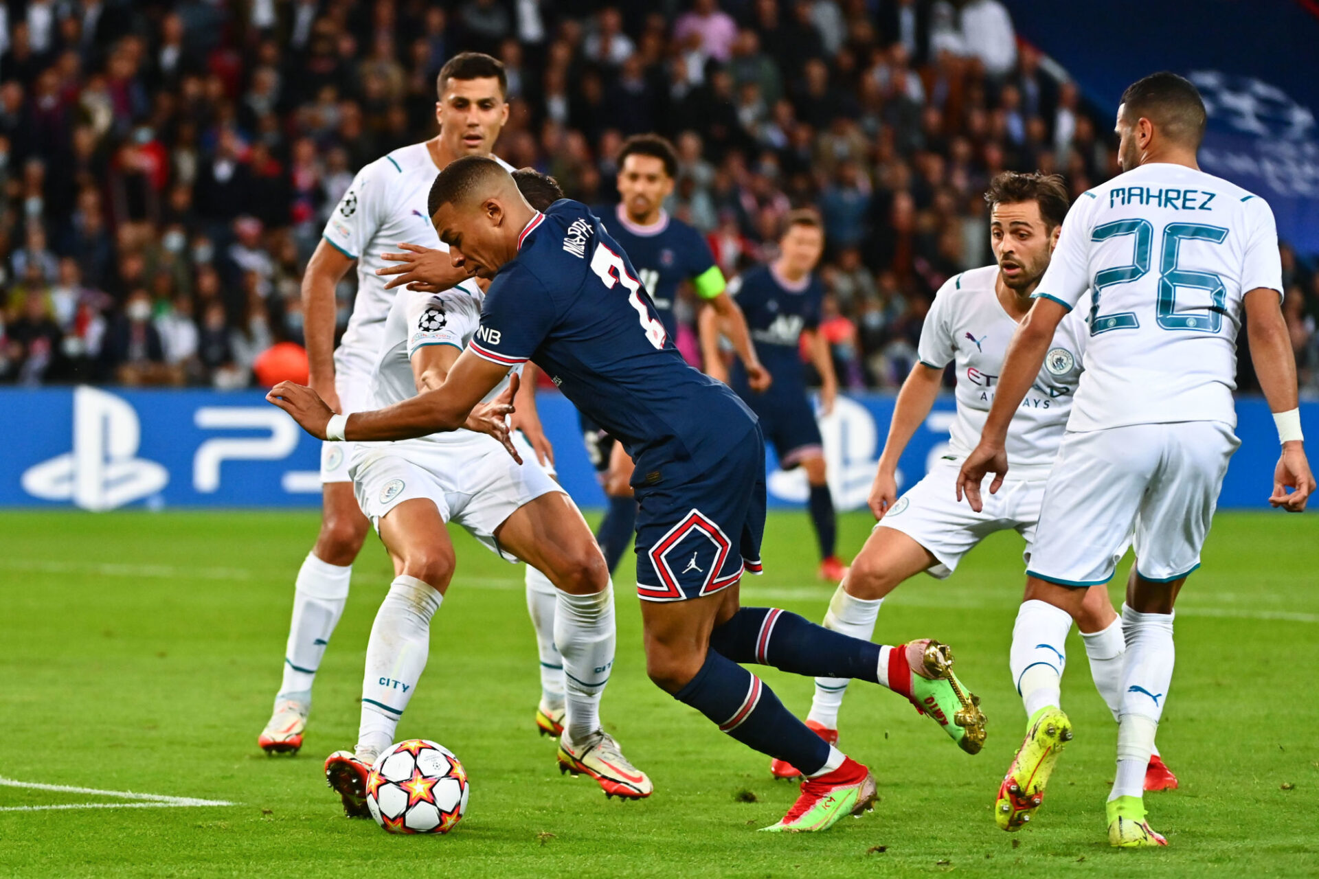 Mbappé s'apprête à centrer pour Marquinhos dans la surface... Le but du 2-0 est passé tout près. Icon Sport