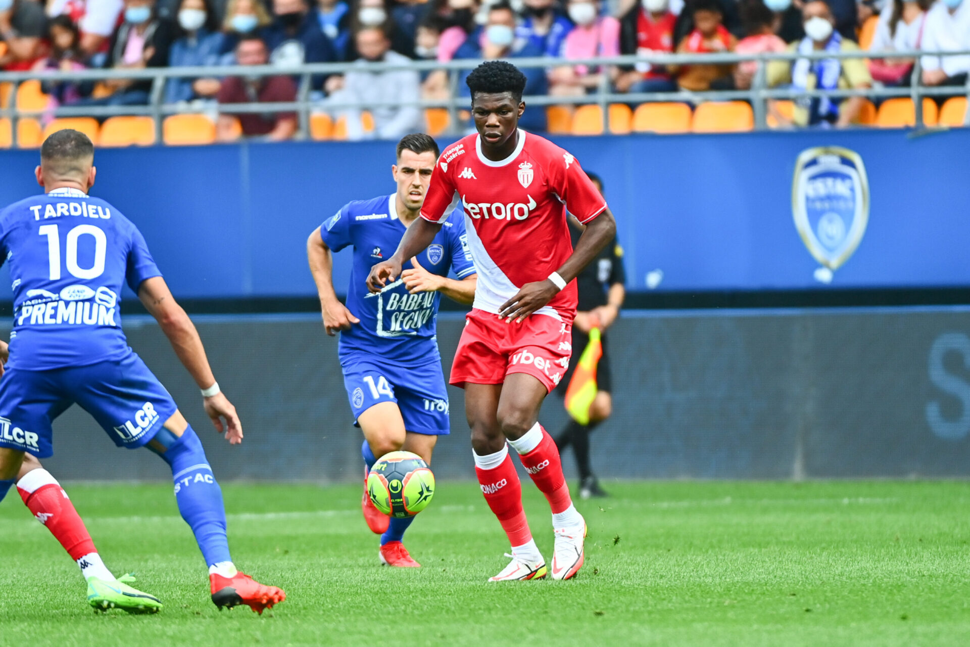 L'AS Monaco et Aurélien Tchouaméni ont remporté leur première victoire sur la pelouse de Troyes, juste avant la trêve internationale. Icon Sport
