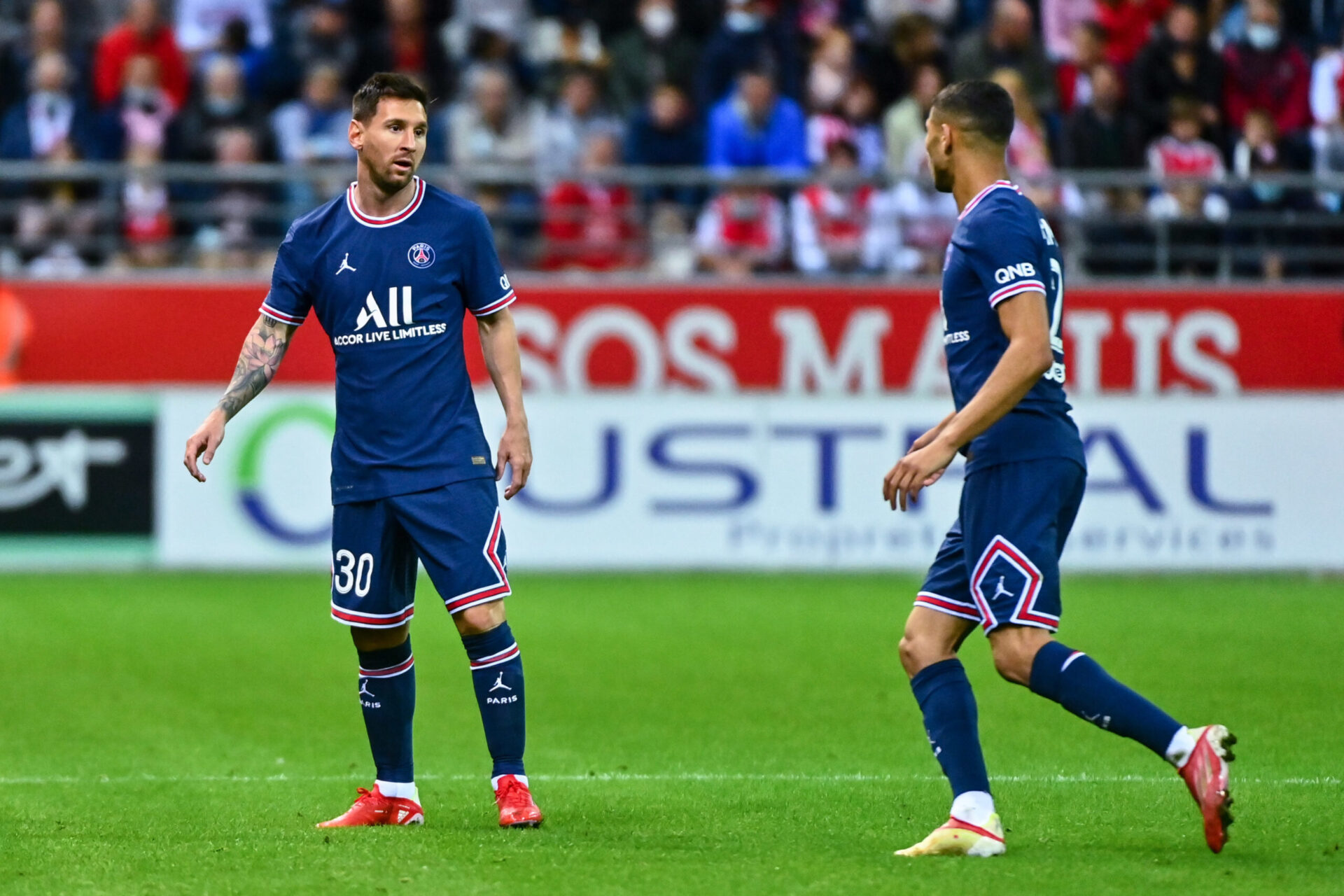 Achraf Hakimi (gauche) impressionné par Lionel Messi (iconsport)