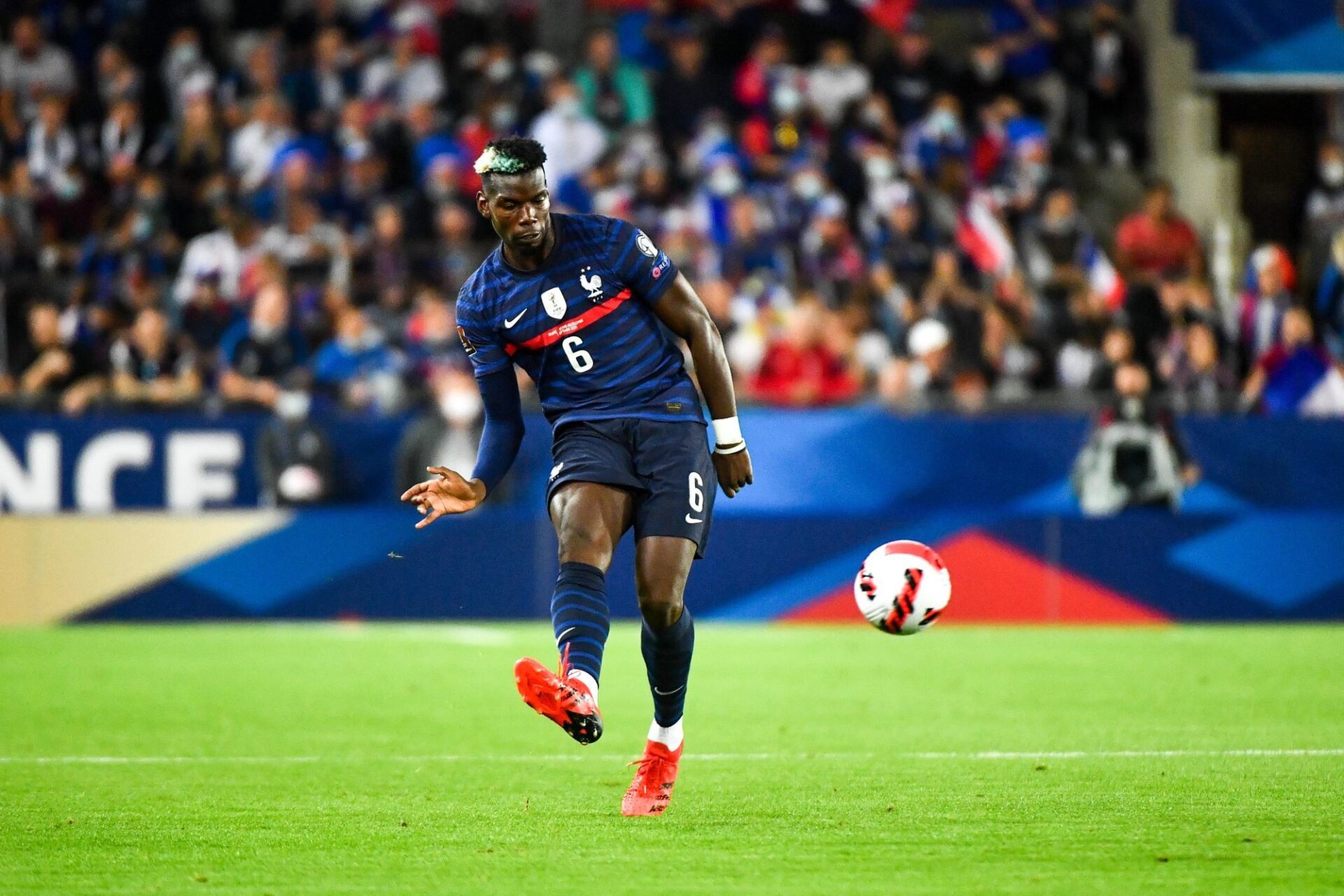 Malgr&eacute; les belles ouvertures de Paul Pogba, les Bleus ont but&eacute; sur le bloc bosnien. Icon Sport