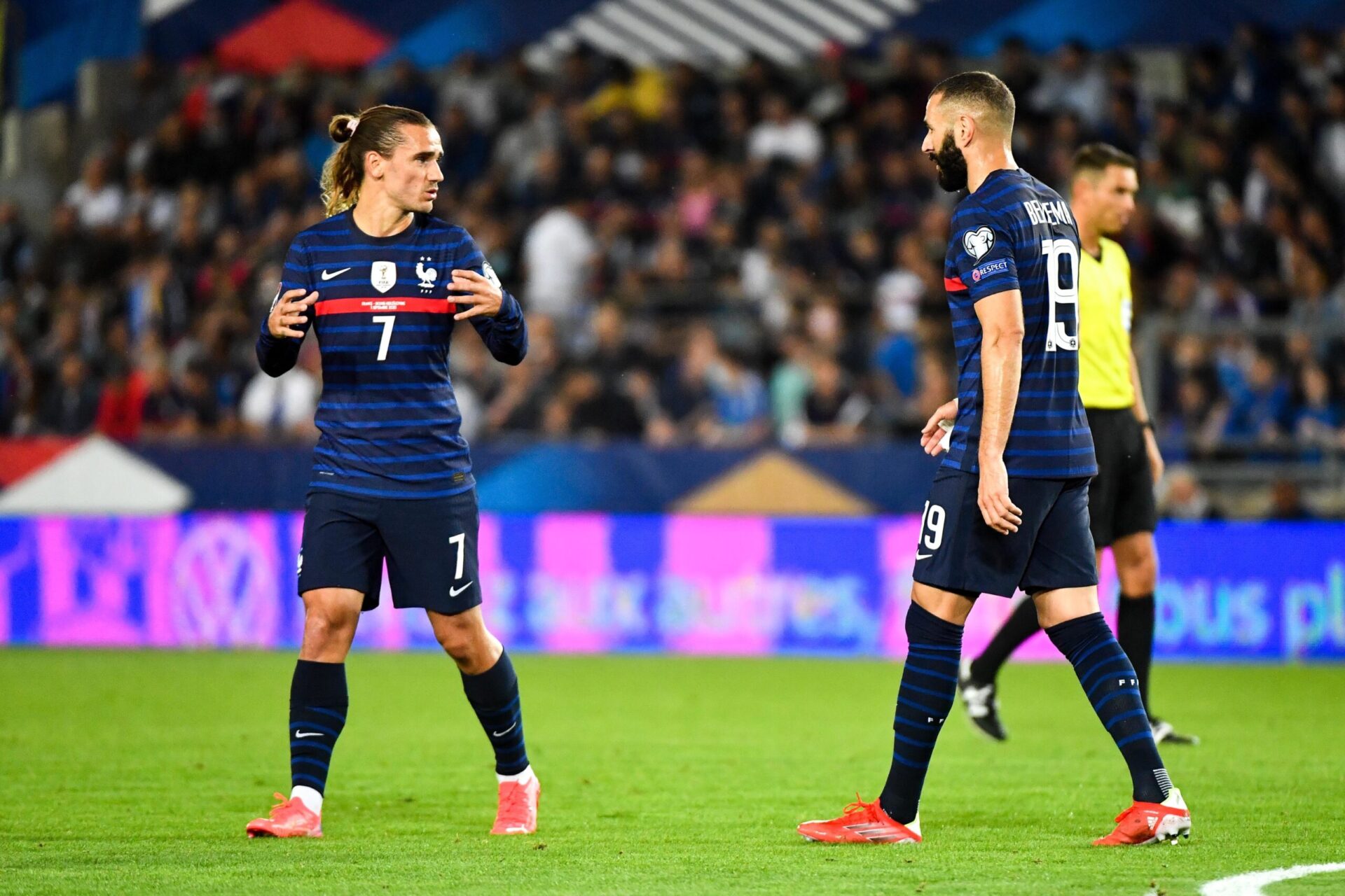 Contre la Bosnie, les attaquants des Bleus dont Karim Benzema et Antoine Griezmann n'ont jamais r&eacute;ussi &agrave; combiner pour inqui&eacute;ter l'arri&egrave;re-garde des visiteurs (iconsport)