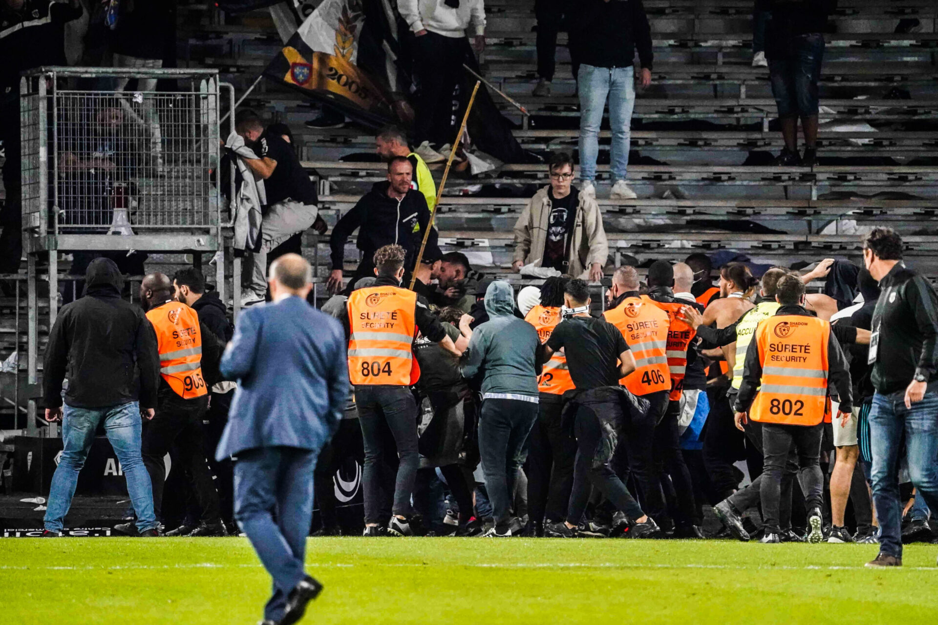 La LFP pourrait prendre de très lourdes sanctions contre Angers et l'OM (iconsport)