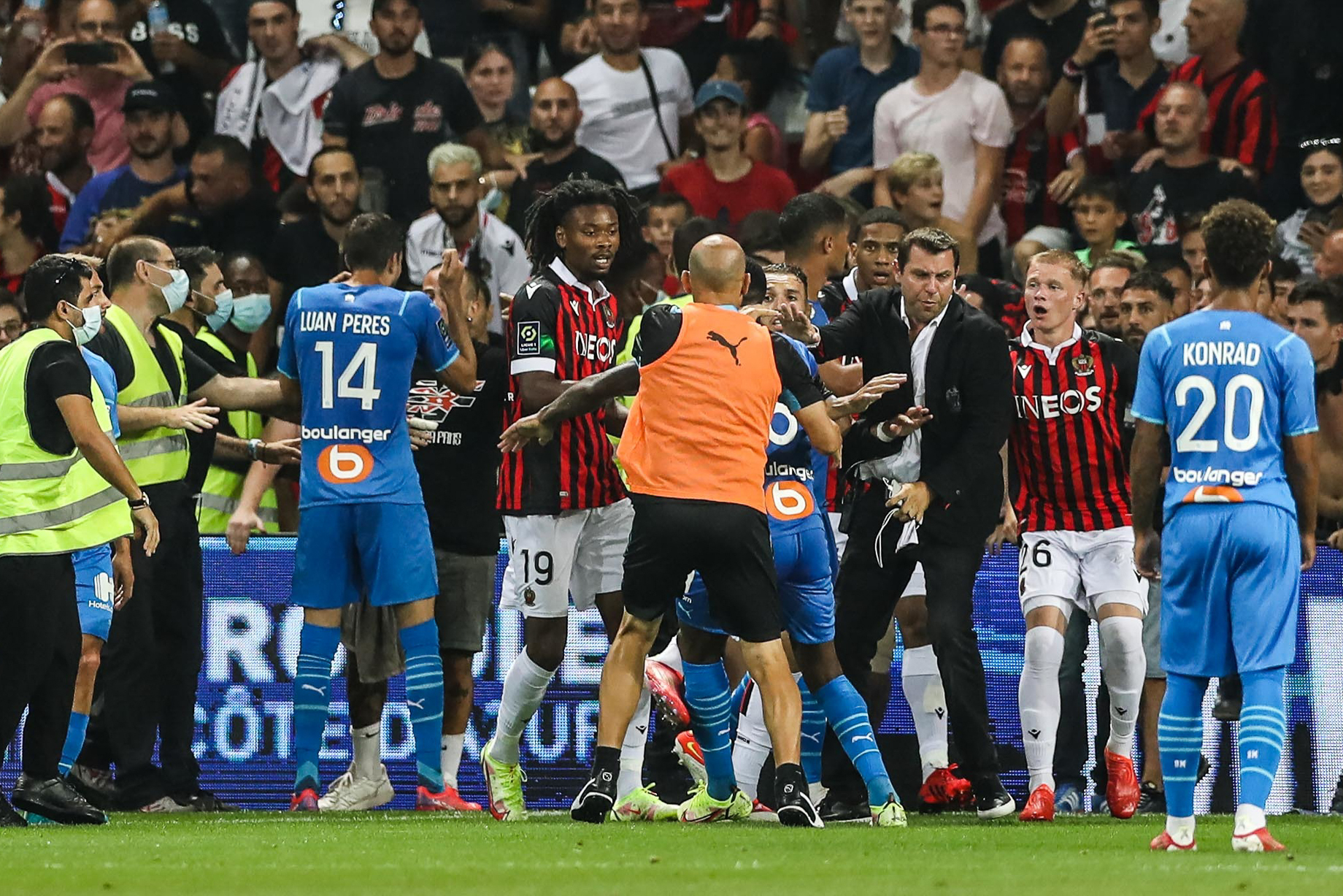 Il y a plusieurs semaines, certains supporters niçois avaient envahi le terrain en plein match, provoquant le chaos (iconsport)