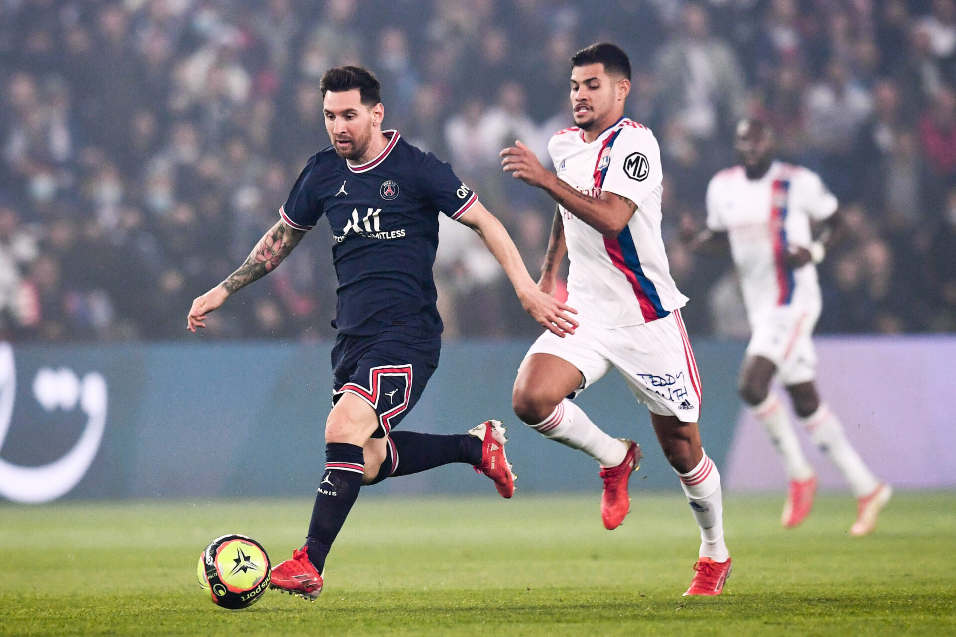 Touché au genou contre Lyon, Lionel Messi s'est testé durant de longues secondes sur la pelouse du Parc des Princes avant son remplacement (iconsport)