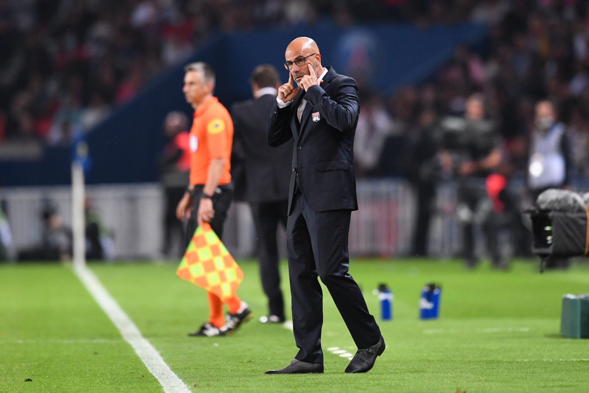 Peter Bosz ne s'inquiète pas des espaces laissés par son équipe en défense. Icon Sport