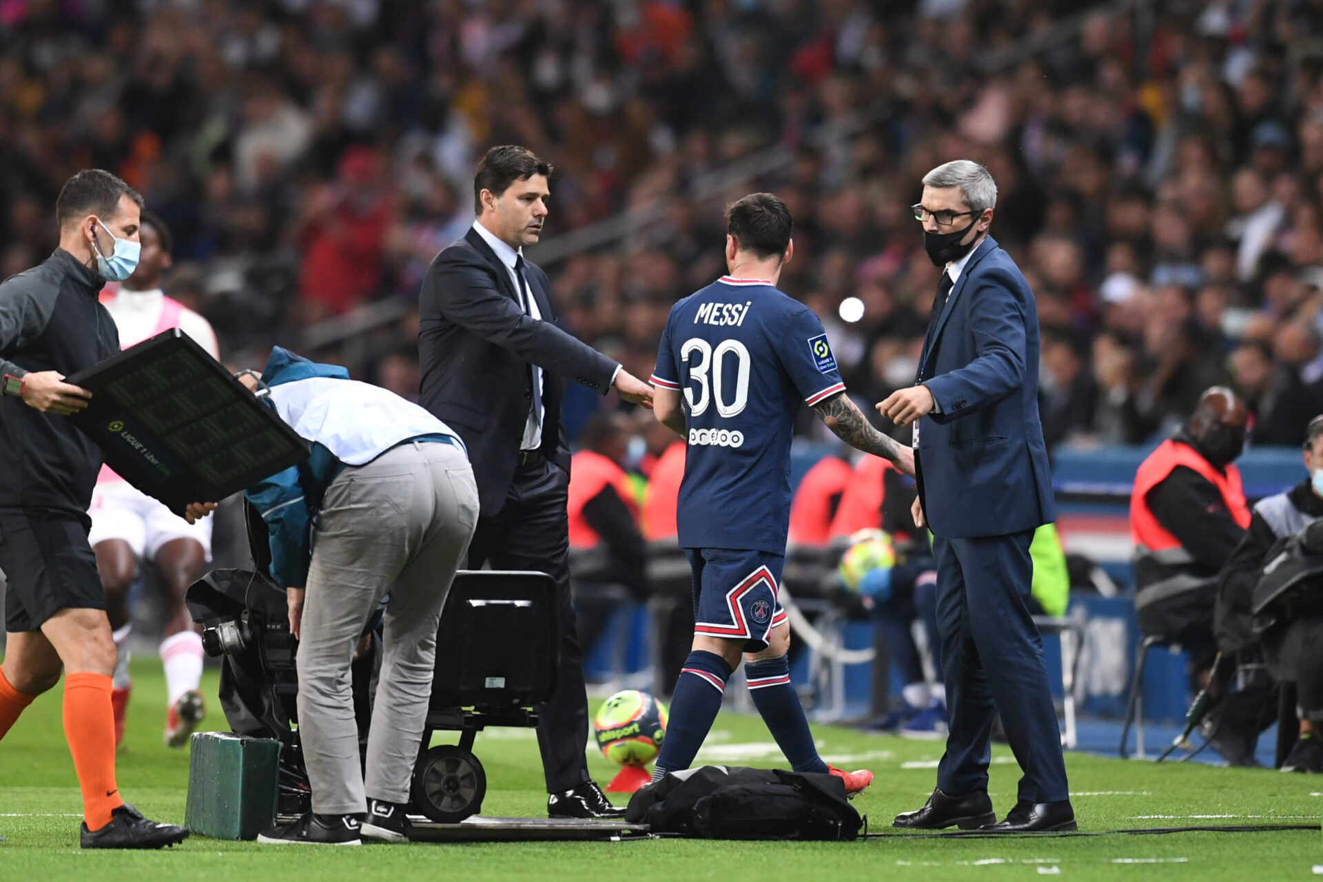 Lionel Messi, blessé au genou, pourrait faire son grand retour dans le groupe du PSG pour affronter Manchester City. Icon Sport