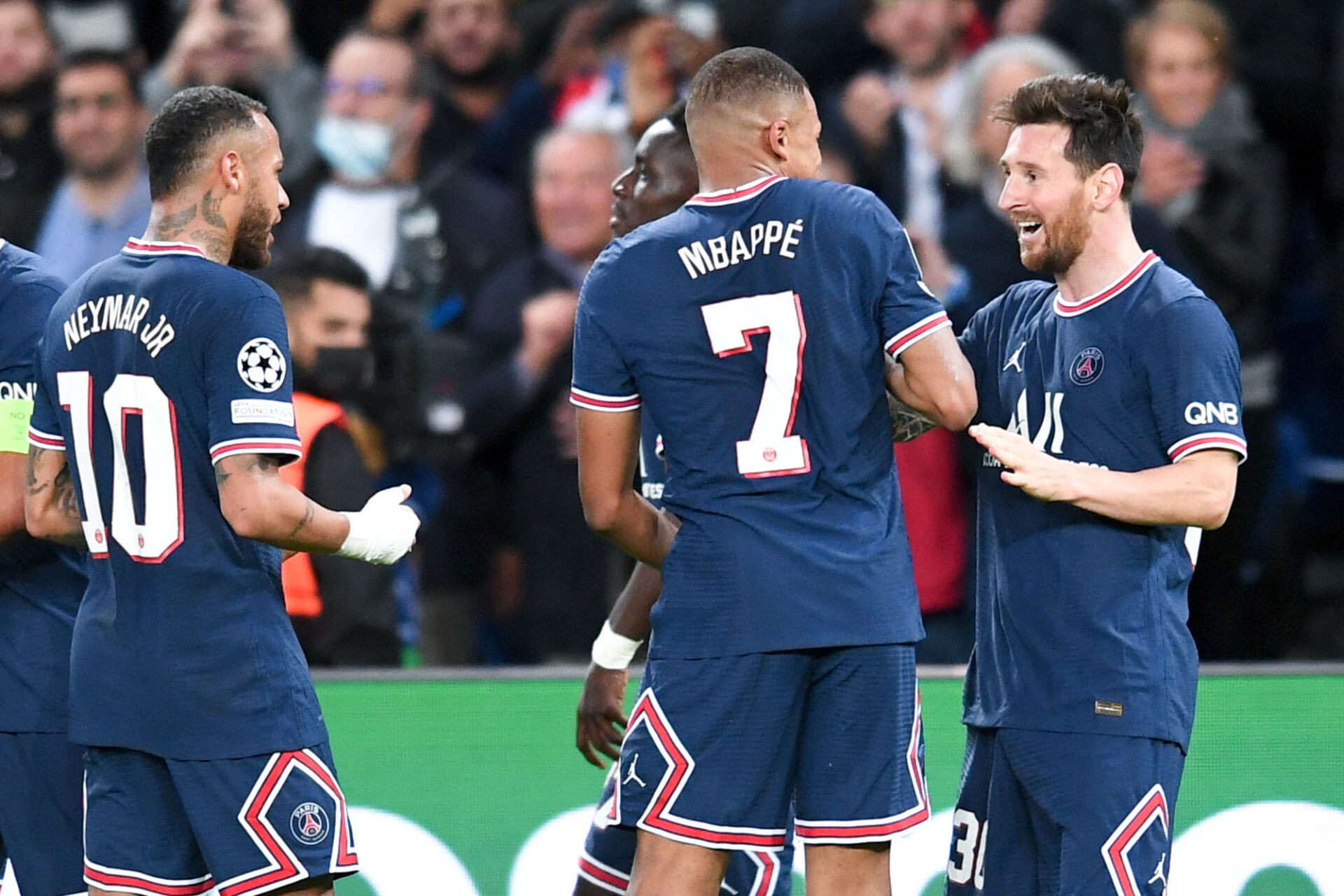 Neymar, Messi et Mbappé fêtent le second but du PSG face à Man City (iconsport)