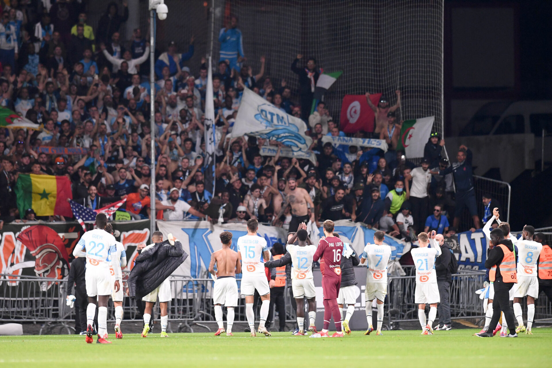 Les joueurs de l'Olympique de Marseille remercient les supporters après la rencontre de Ligue 1 contre Angers. Icon Sport