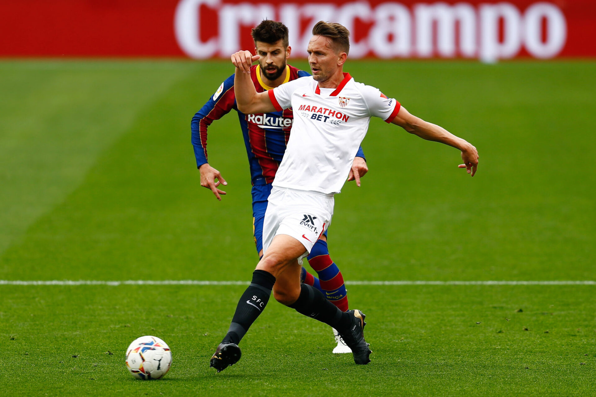 Apr&egrave;s avoir &eacute;t&eacute; un adversaire du Bar&ccedil;a en Liga avec le S&eacute;ville FC, Luuk de Jong devient un repr&eacute;sentant du club catalan. Icon Sport