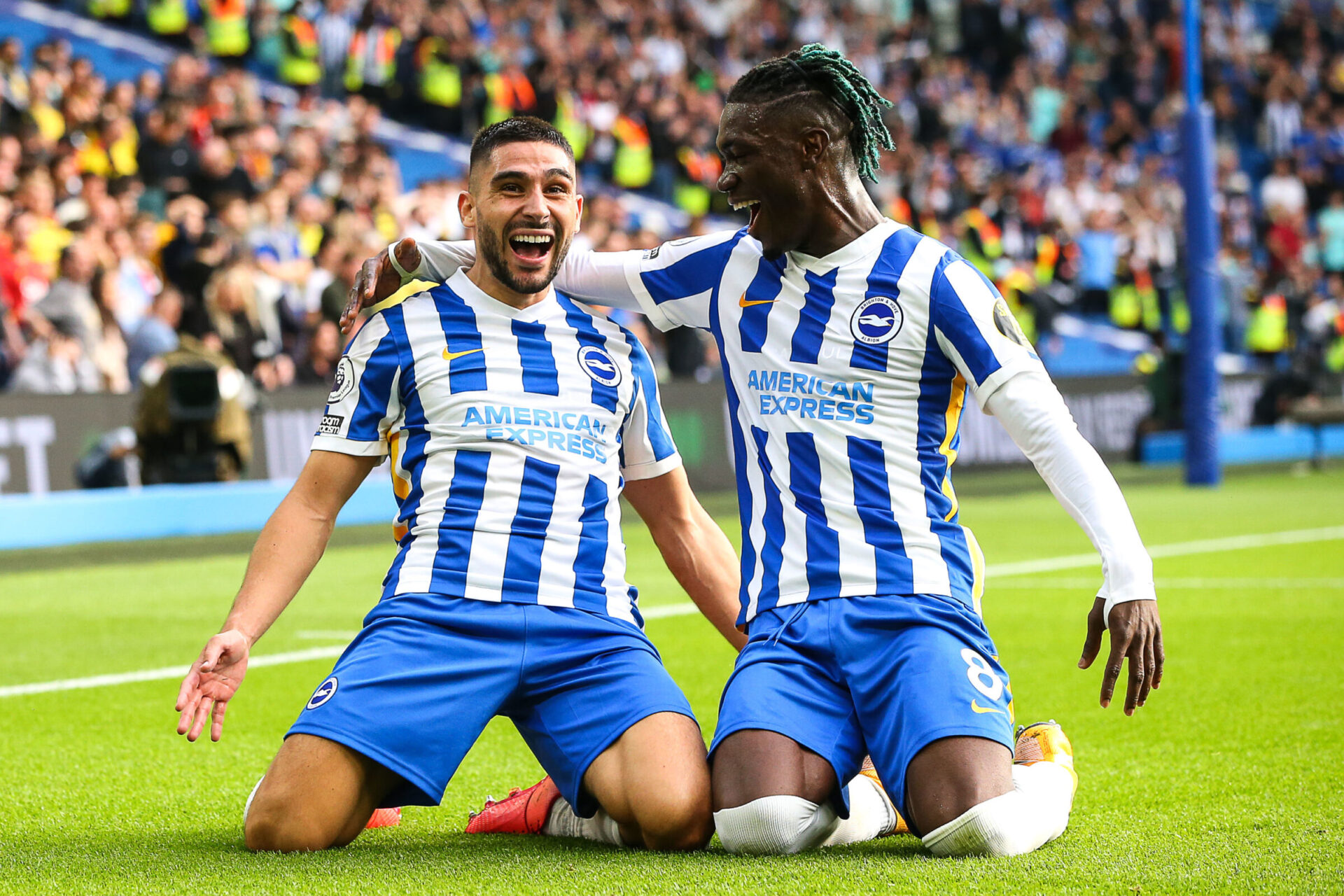 Yves Bissouma, célébrant un but de Neal Maupay sous les couleurs de Brighton. Icon Sport
