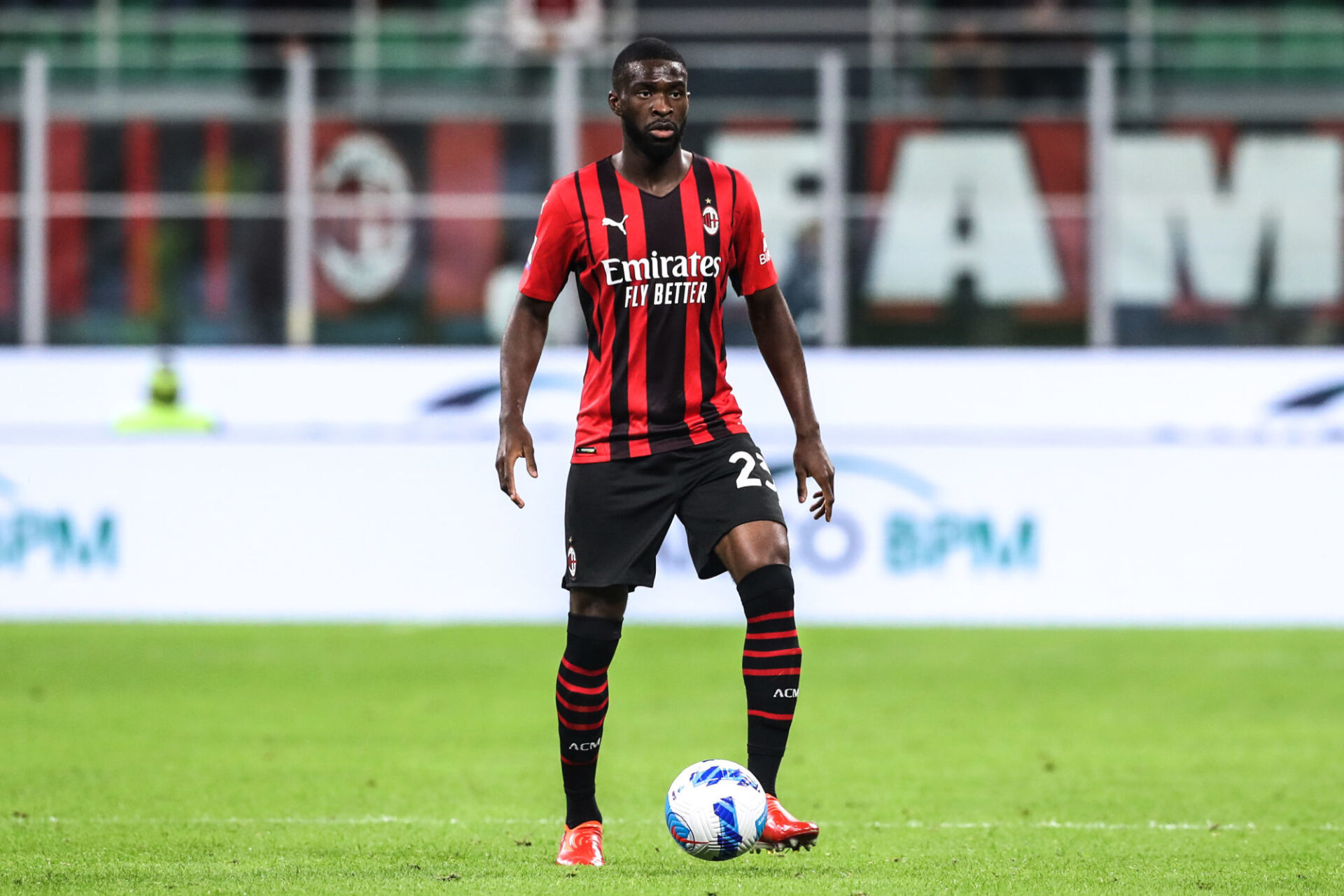 Fikayo Tomori, le défenseur central de l'AC Milan, fait son retour en sélection après deux ans d'absence. Icon Sport