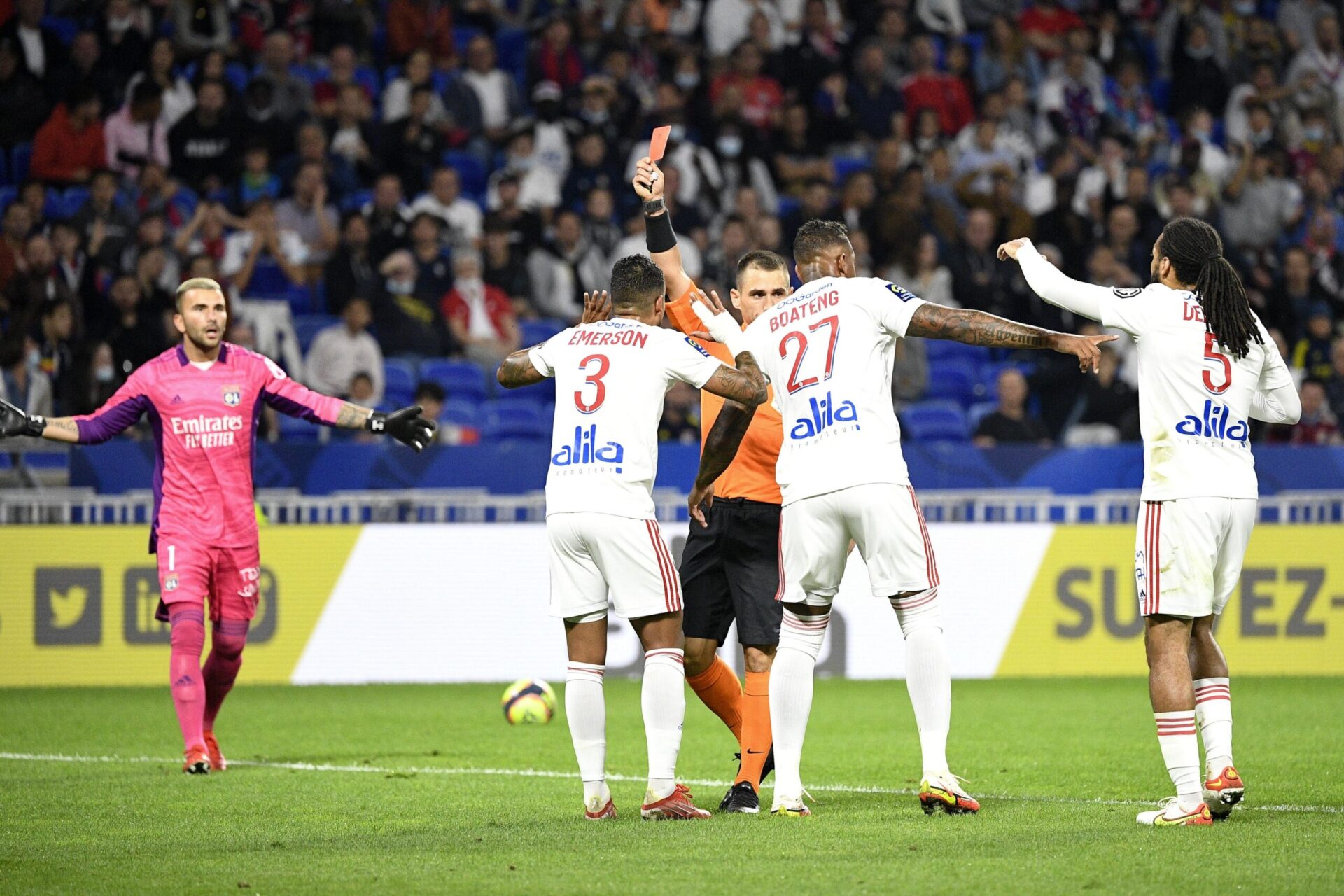 Emerson a été exclu dès la quinzième minute de jeu contre le FC Lorient, provoquant l'incompréhension chez les joueurs lyonnais. Icon Sport