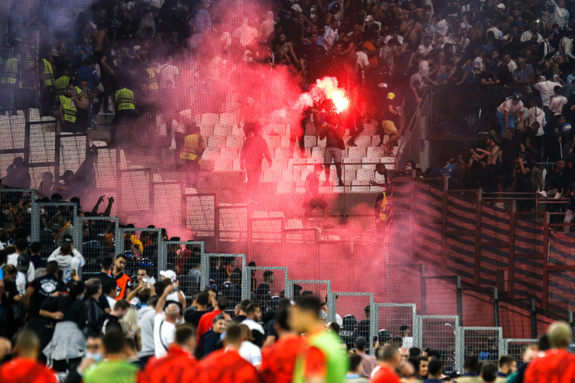 Le match a été interrompu presque dix minutes en fin de première période suite au comportement des supporters de Galatasaray (iconsport)