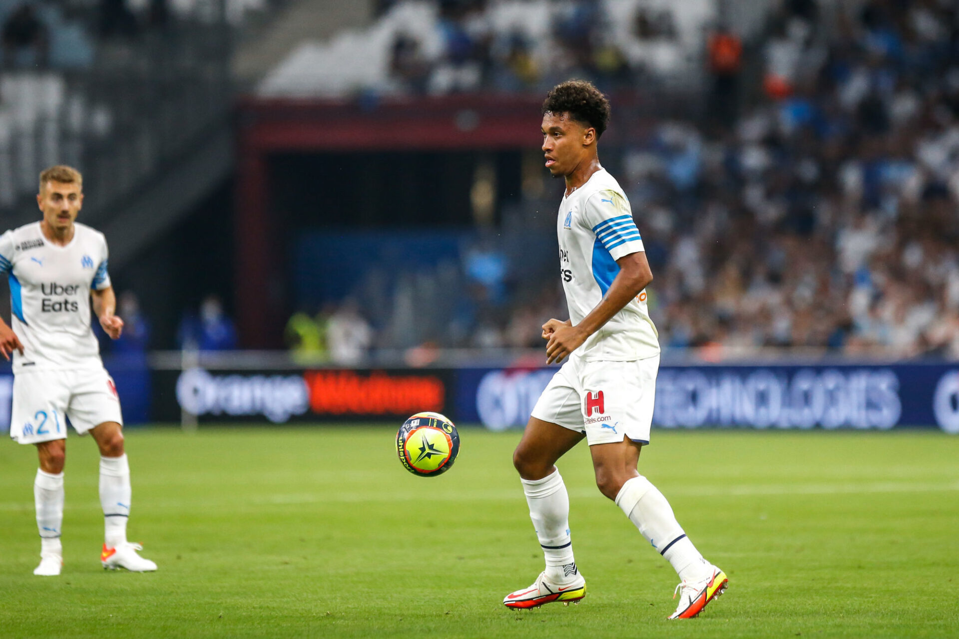 Boubacar Kamara et Valentin Rongier sont tout le temps en surnombre au milieu. Icon Sport