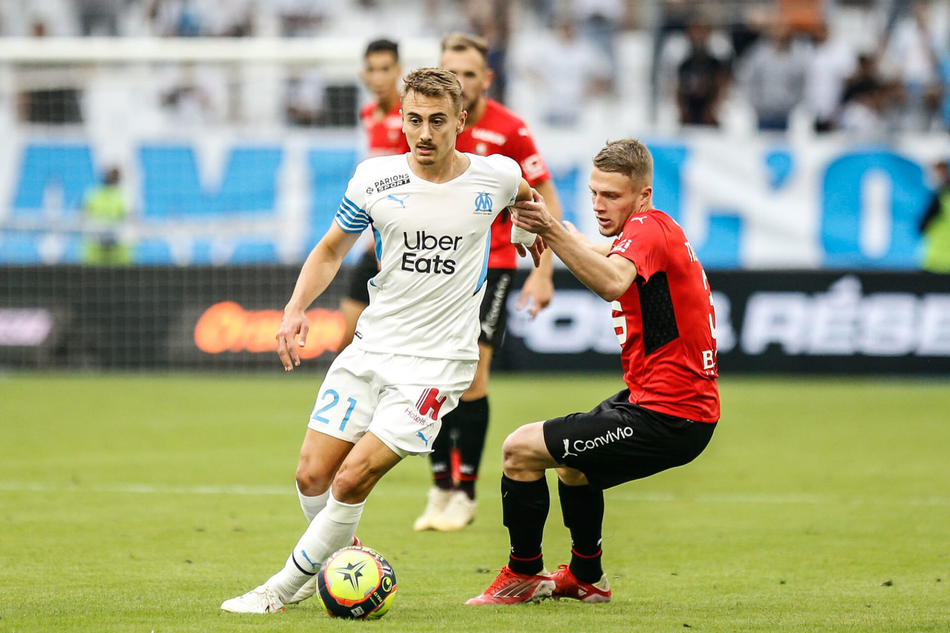 Adrien Truffert (&agrave; droite) ici au duel avec le Marseillais Valentin Rongier (Icon Sport)