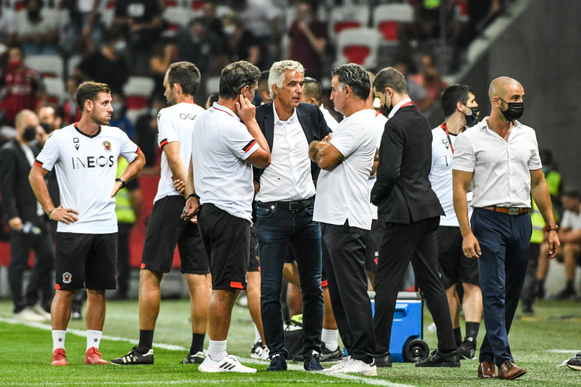 Le président niçois Jean-Pierre Rivère, en grande discussion avec Christophe Galtier sur la pelouse de l'Allianz Riviera. Icon Sport
