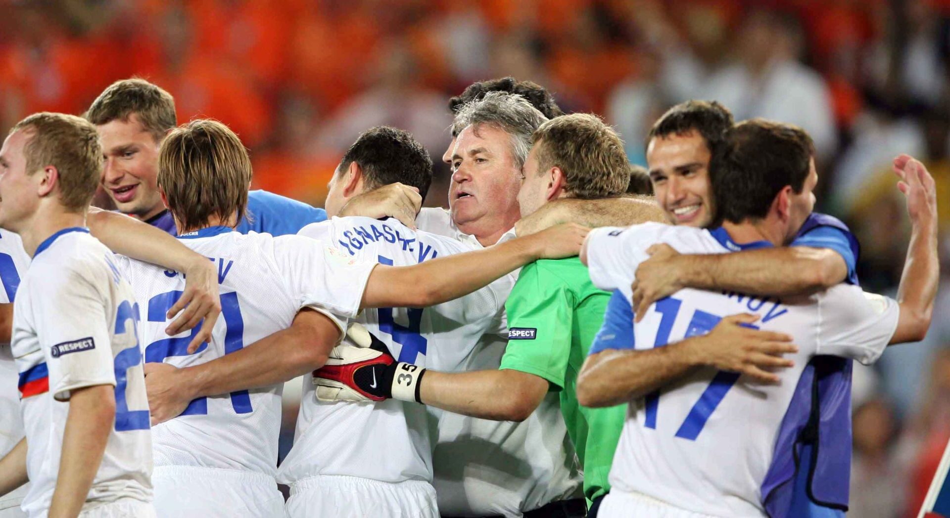 Guus Hiddink entouré par ses joueurs après la victoire de la Russie en quart de l'Euro 2008 face aux Pays-Bas. Icon Sport