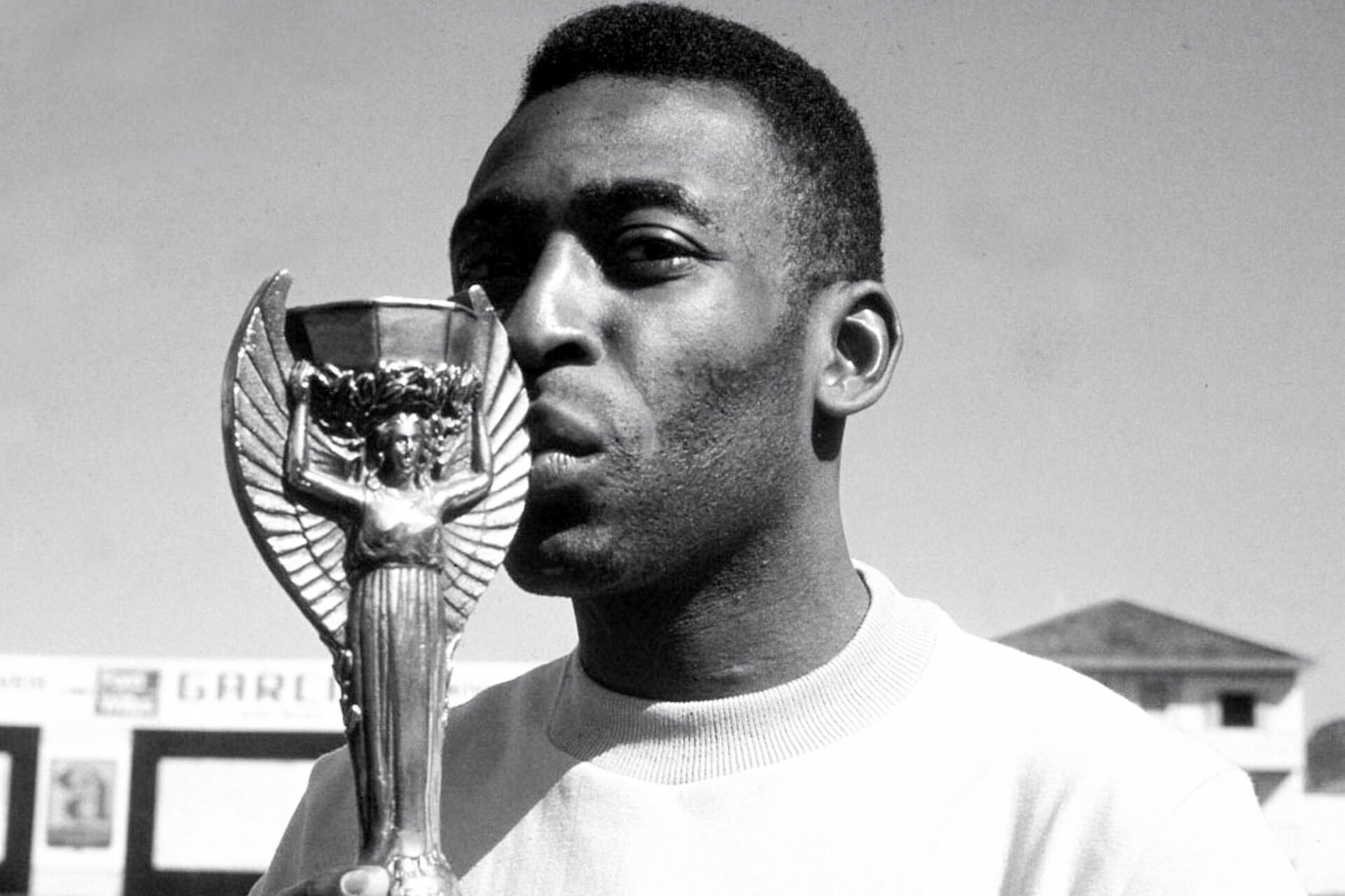 Pelé embrasse sa troisième Coupe du monde, en 1970. Icon Sport