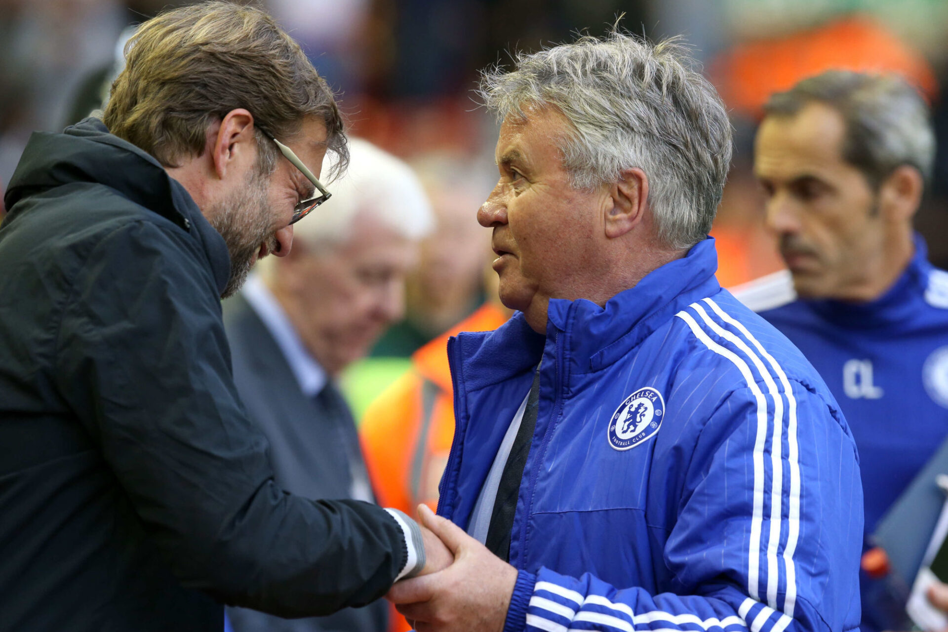 Guus Hiddink en 2016 avec Chelsea avant le match de Premier League contre le Liverpool de Jürgen Klopp. @iconsport