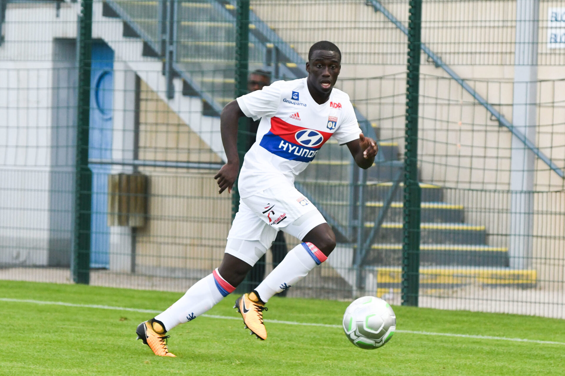 Ferland Mendy commençant sa carrière de footballeur en Ligue 1 avec l'Olympique Lyonnais (Icon Sport)