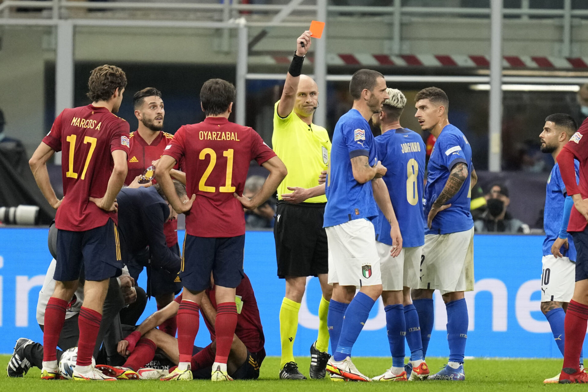 Leonardo Bonucci a été exclu à la 42e minute pour un coude en avant sur Busquets. Icon Sport
