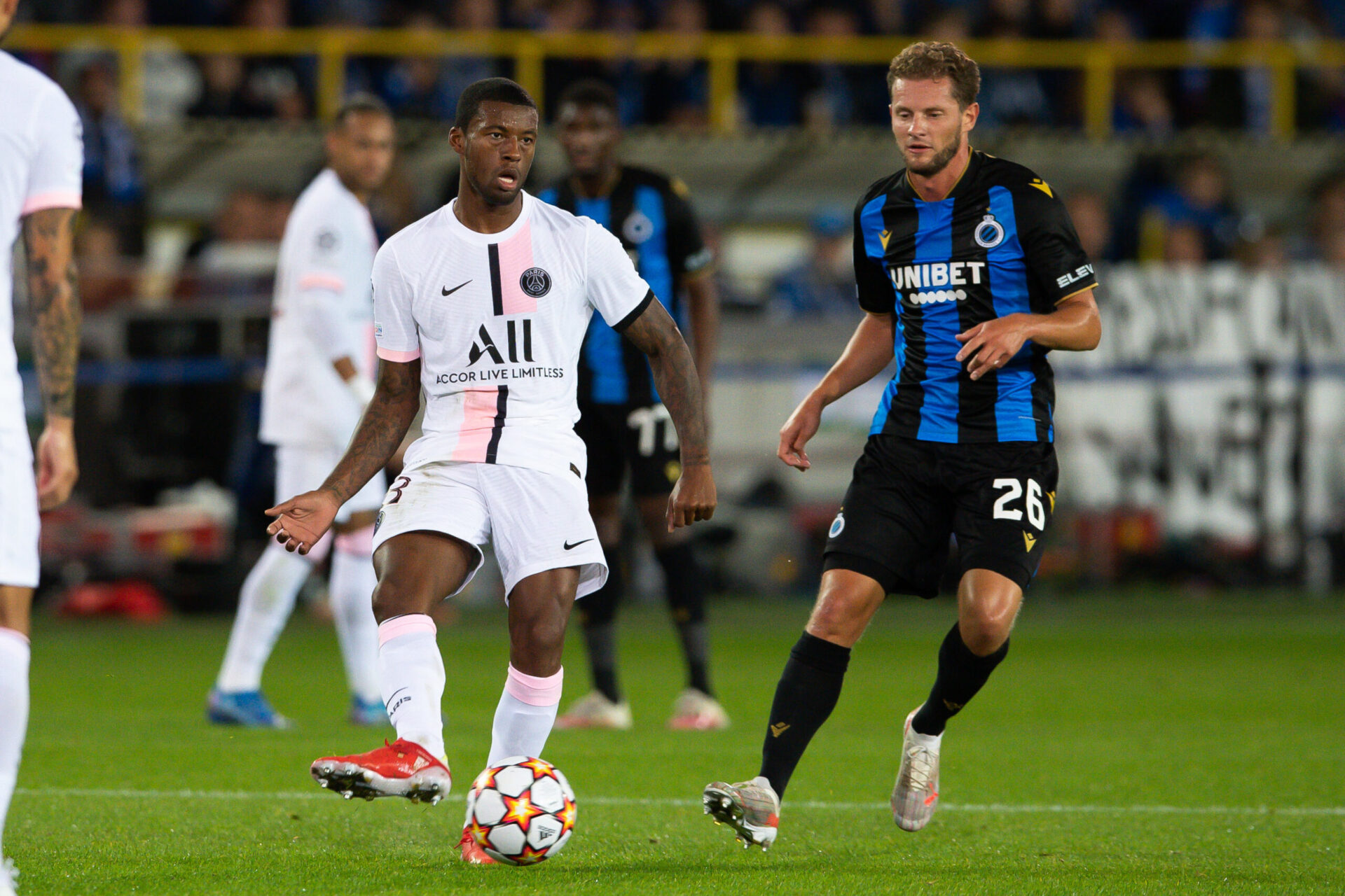 &Agrave; Bruges, pour son premier match de Ligue des champions avec Paris, Wijnaldum a &eacute;t&eacute; remplac&eacute; d&egrave;s le retour des vestiaires (iconsport)