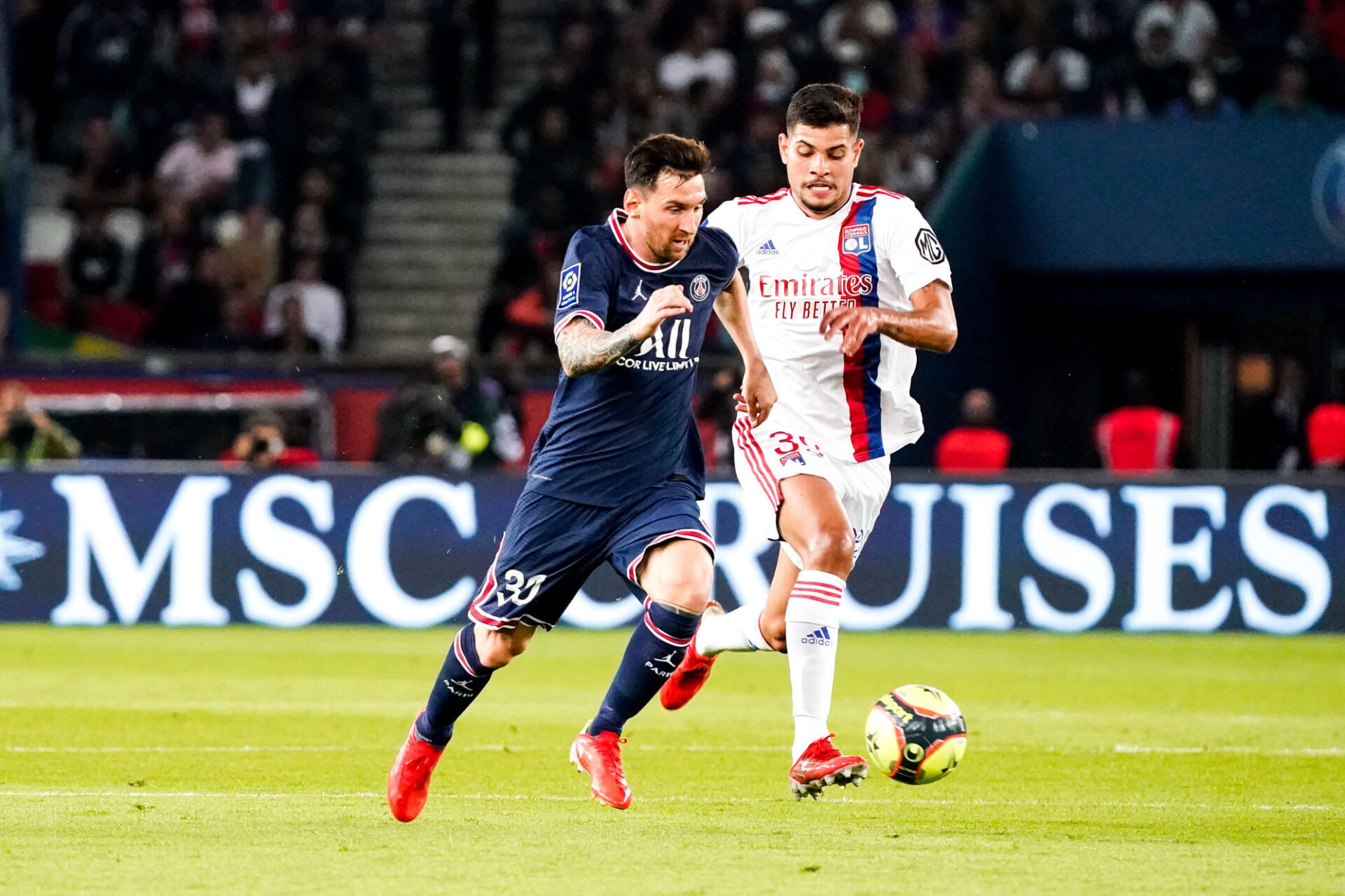 Lionel Messi et Bruno Guimarães ne se sont pas quittés lors de la rencontre après leur étreinte juste avant le coup d'envoi... Icon Sport
