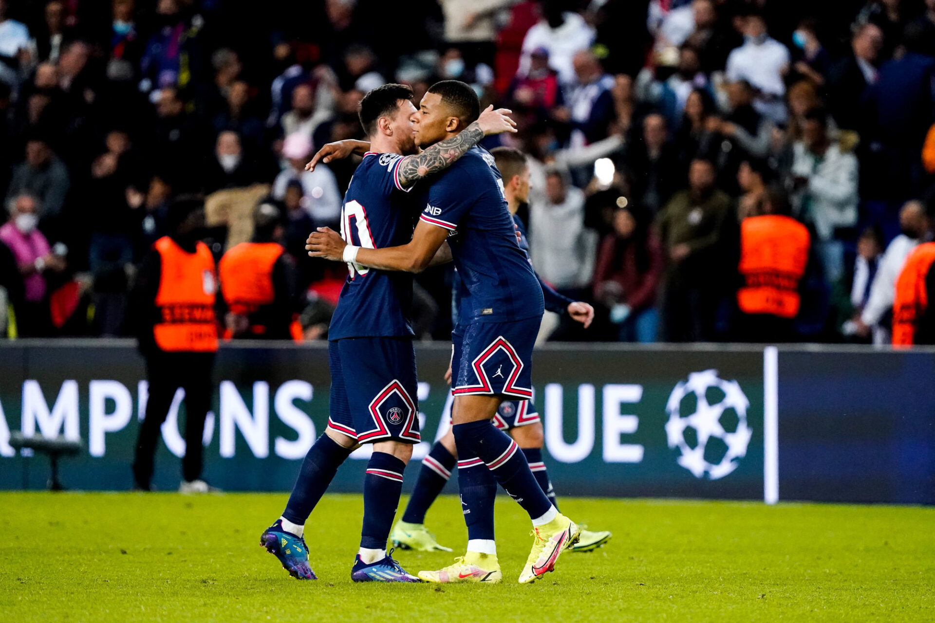 Lionel Messi et Kylian Mbappé, l'étreinte des amants. Icon Sport