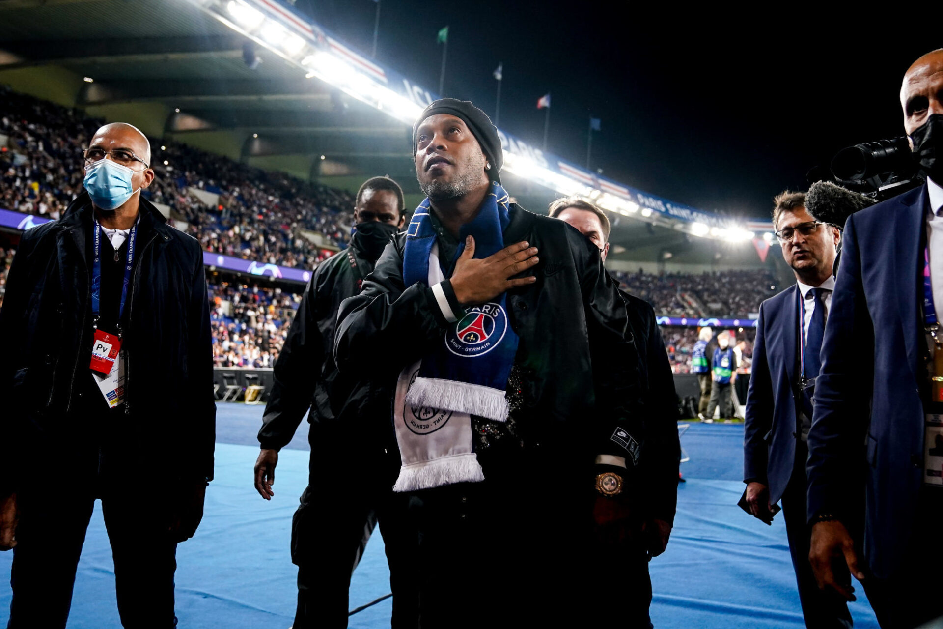 Ronaldinho a salu&eacute; les supporters du PSG avec &eacute;motion avant le coup d'envoi contre Leipzig. Icon Sport