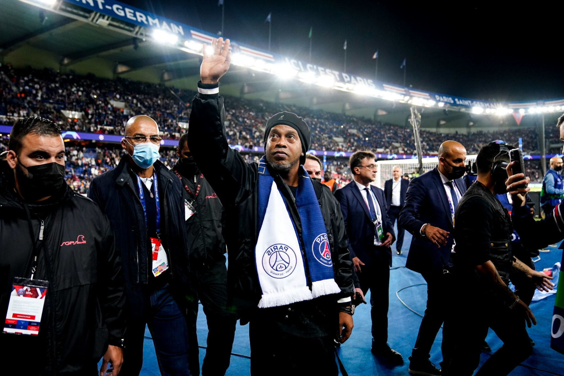 Invité d'honneur pour ce match face à Leipzig, Ronaldinho a retrouvé les supporters du PSG (iconsport)