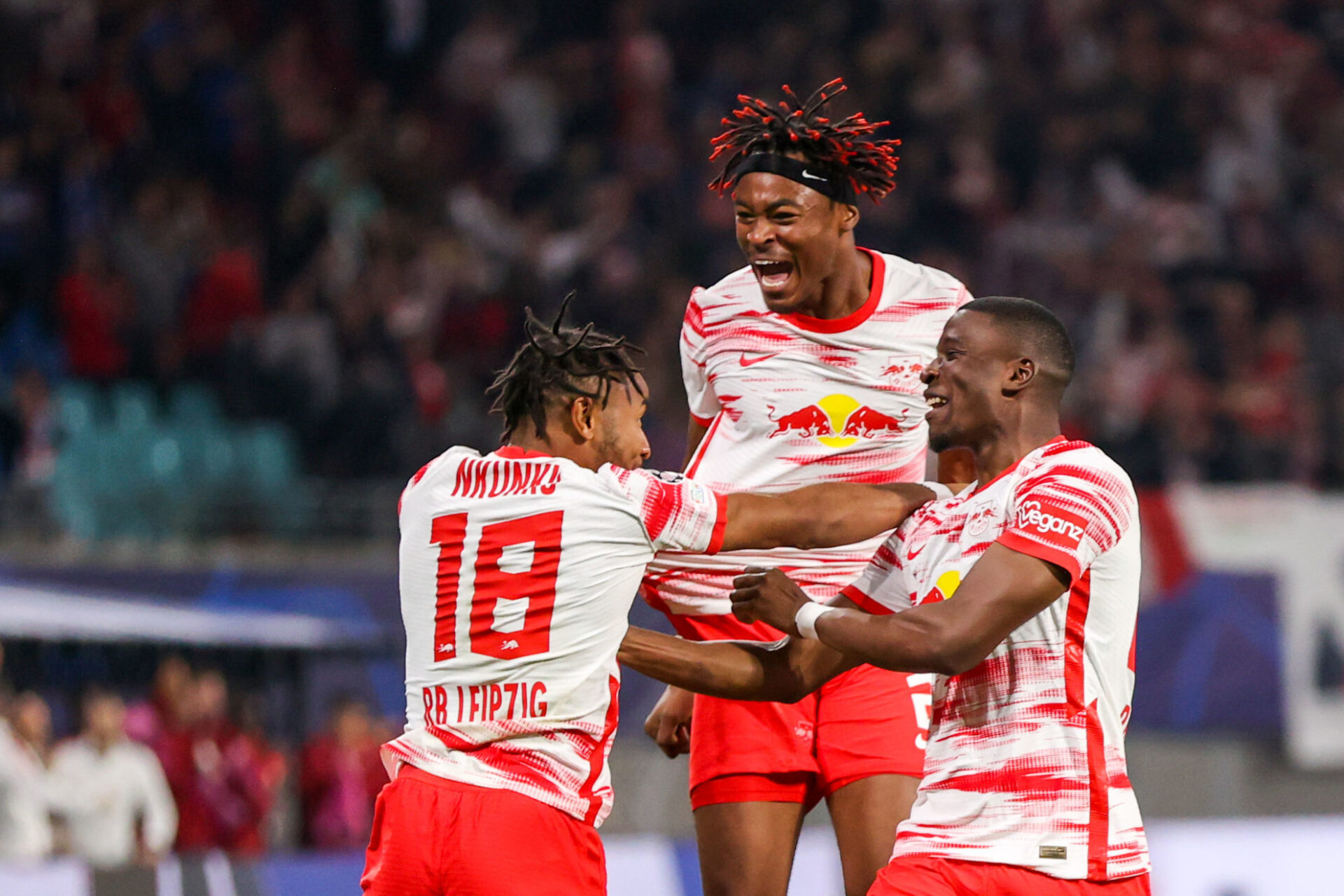 Mohamed Simakan (au centre) sous les couleurs de Leipzig (Icon Sport)