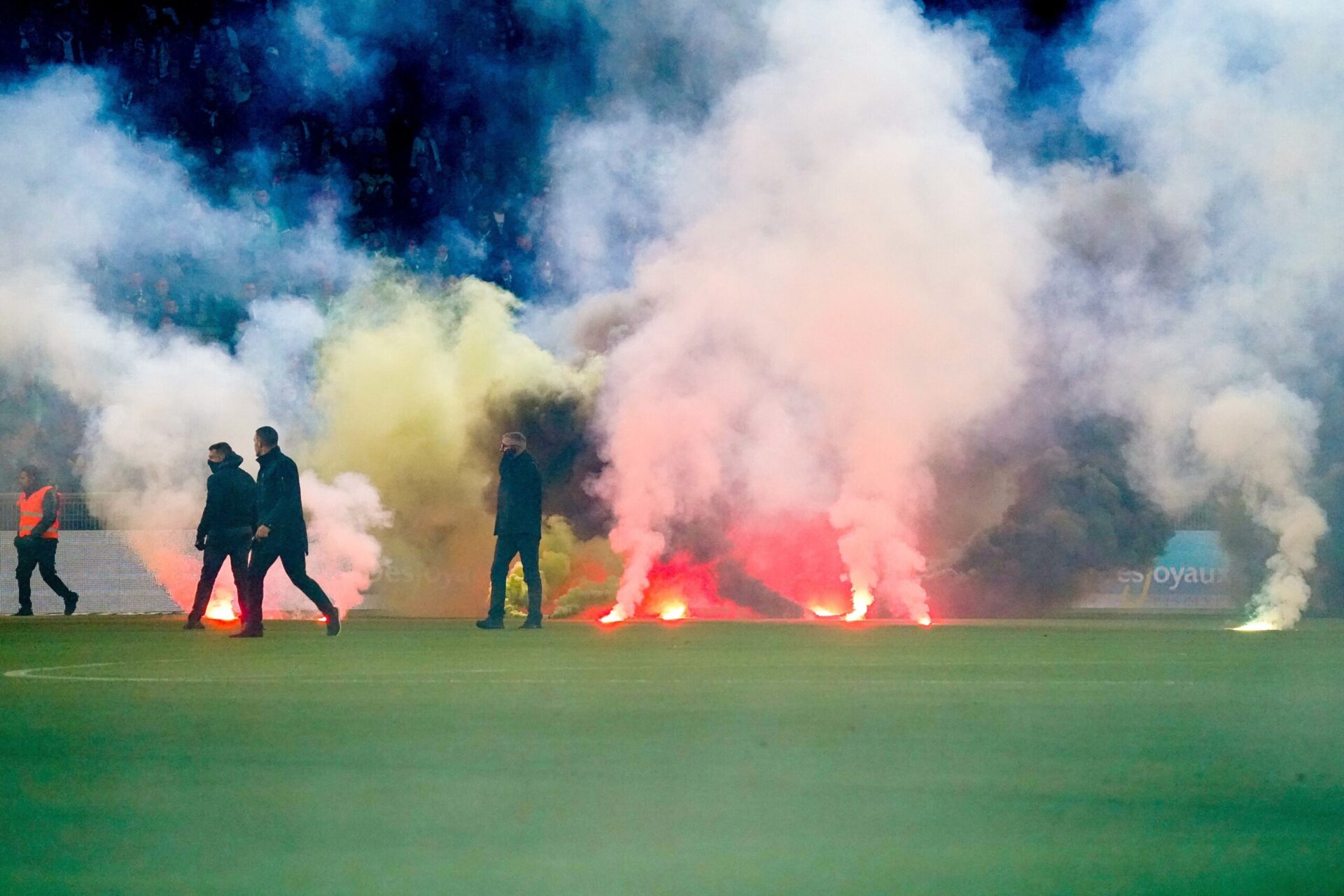Avant la r&eacute;ception d'Angers, les supporters avaient envoy&eacute; des fumig&egrave;nes sur le terrain et retard&eacute; de pr&egrave;s d'une heure le coup d'envoi de la partie (iconsport)