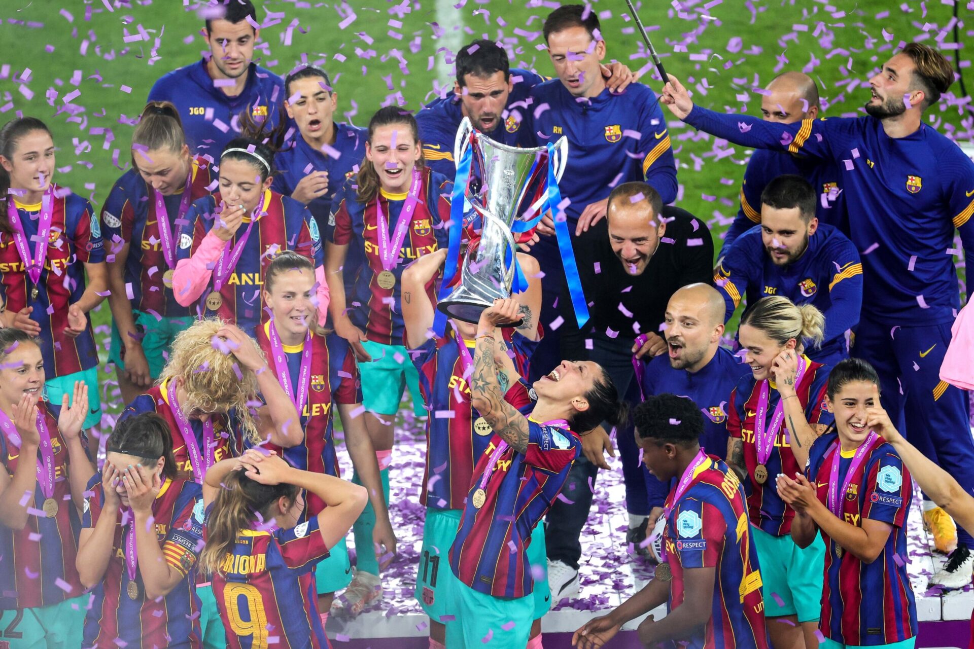 Vicky Losada et les joueuses du FC Barcelone soulèvent la première Ligue des champions de l'histoire de la section féminine du Barça. Icon Sport