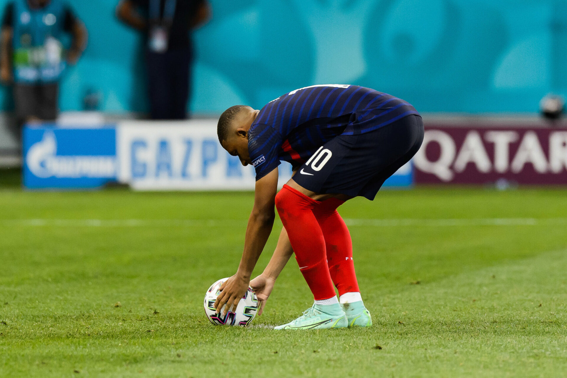 Kylian Mbappé avant de tirer son penalty lors du match contre la Suisse lors de l'Euro 2021 (IconSport)