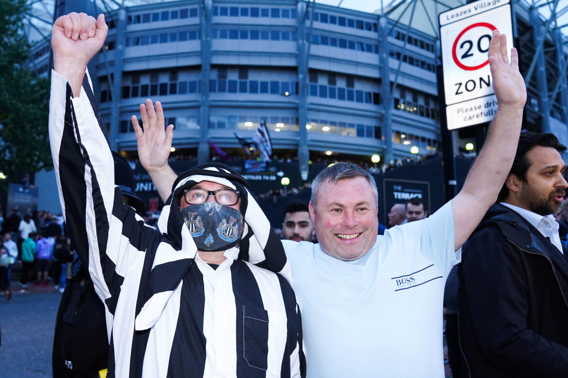 Les supporters de Newcastle fêtent l'annonce du rachat de leur club (IconSport)