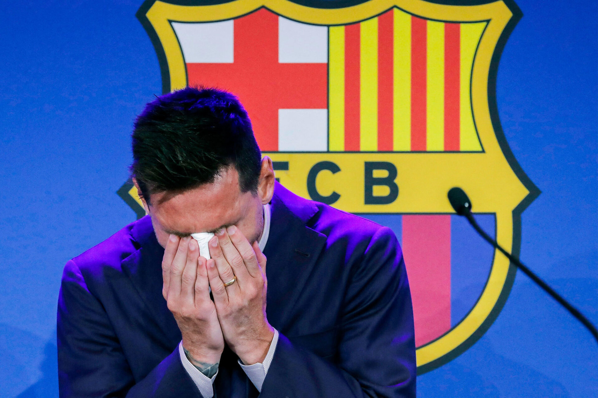 Lionel Messi n'a pu retenir ses larmes lors de sa conférence de presse d'adieu au FC Barcelone. Icon Sport