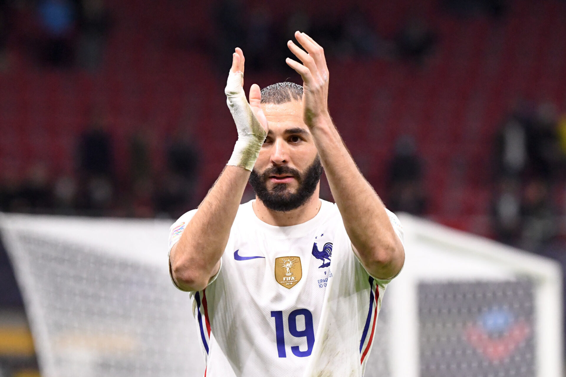 Karim Benzema fait tout pour convaincre les votants au Ballon d'Or de d&eacute;signer son nom comme vainqueur. Icon Sport