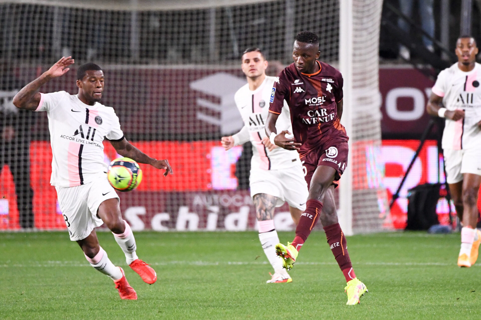 &Agrave; Bruges, pour son premier match de Ligue des champions avec Paris, Wijnaldum a &eacute;t&eacute; remplac&eacute; d&egrave;s le retour des vestiaires (iconsport)