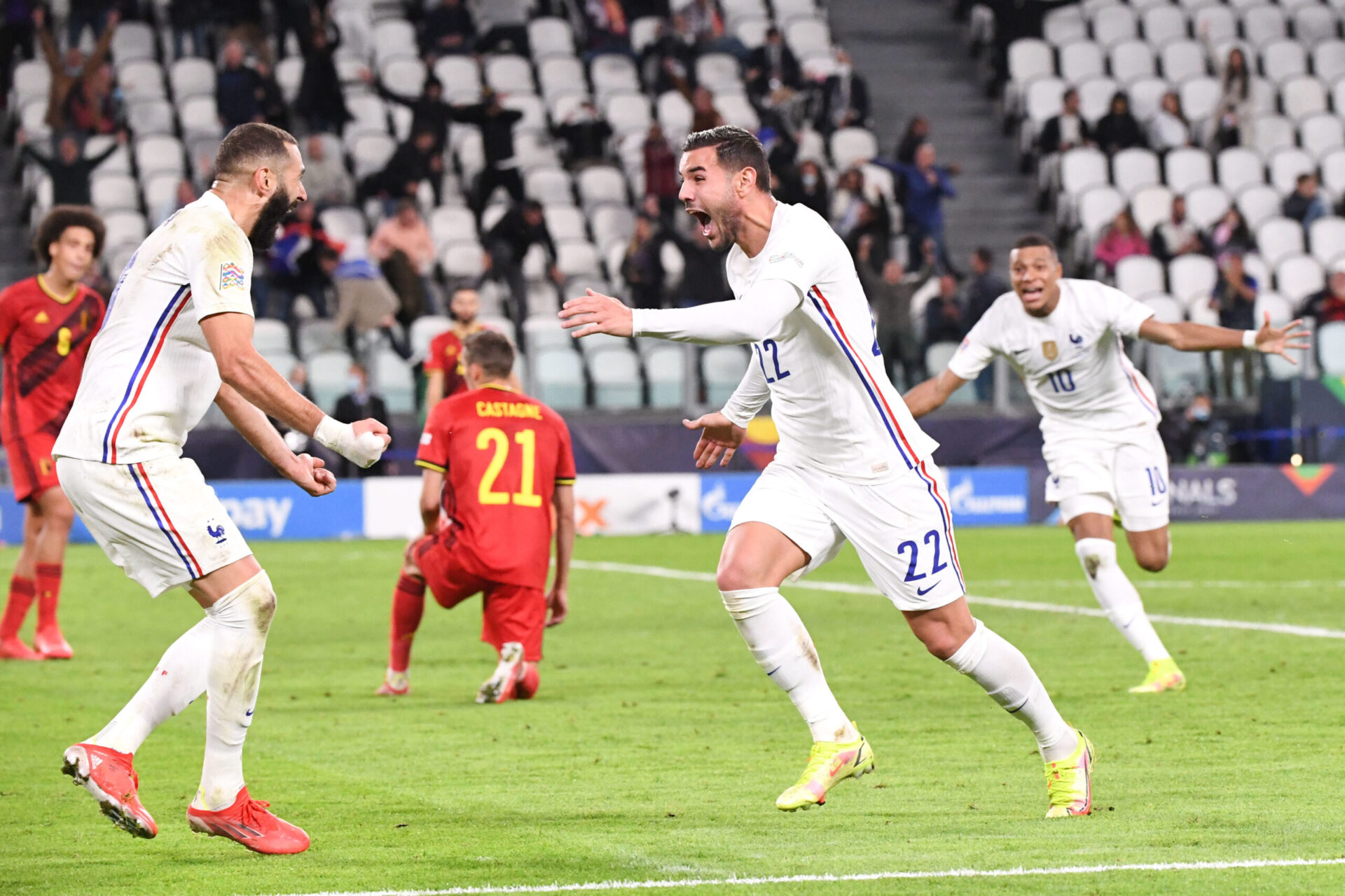 Benzema, Mbappé et Théo Hernandez fêtent le troisième but de l'équipe de France dans le temps additionnel. Icon Sport